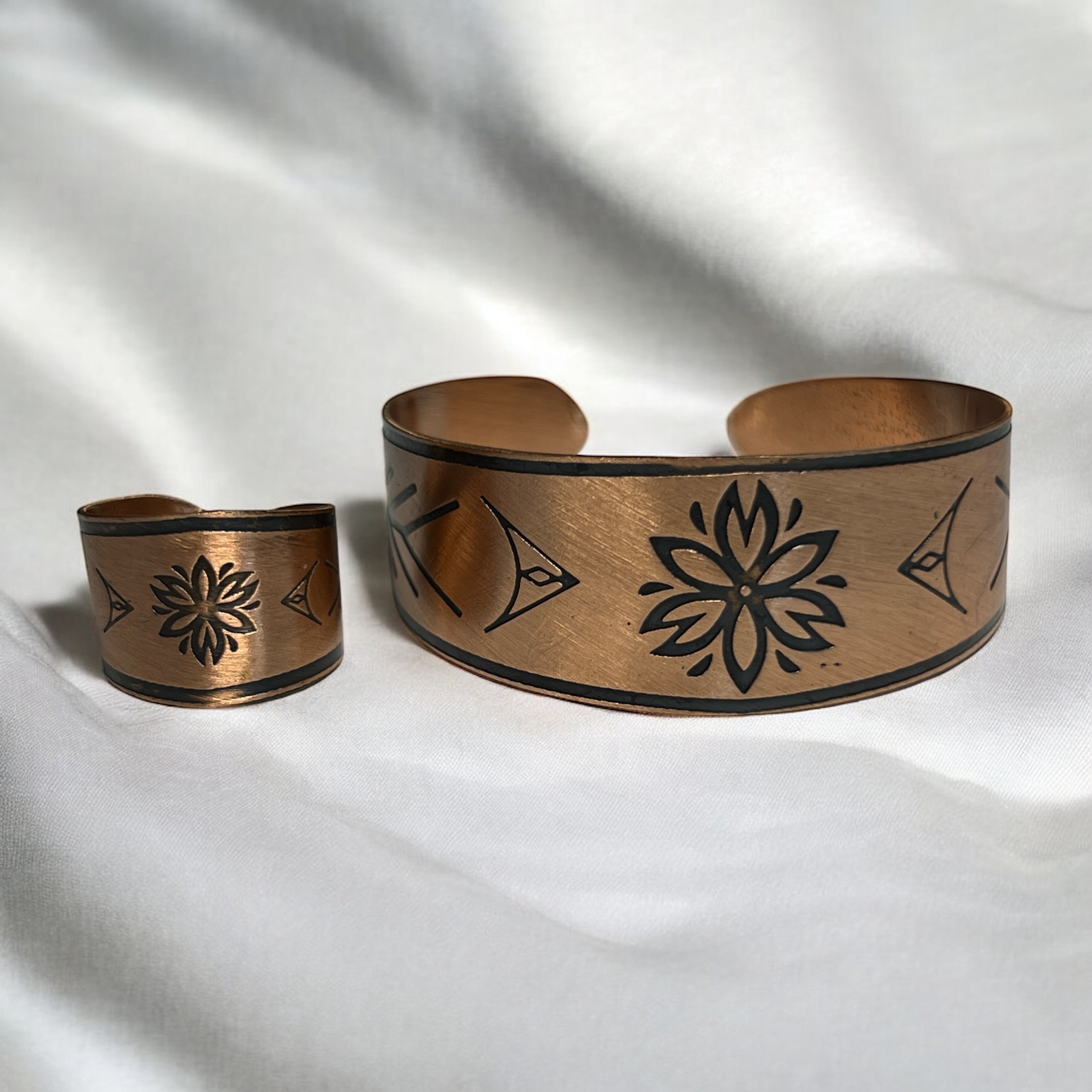 El İşlemesi Lotus Çiçeği Saf Bakır Takı Seti Ayarlanabilir Bileklik ve Yüzük - Sağlık ve Sanat
