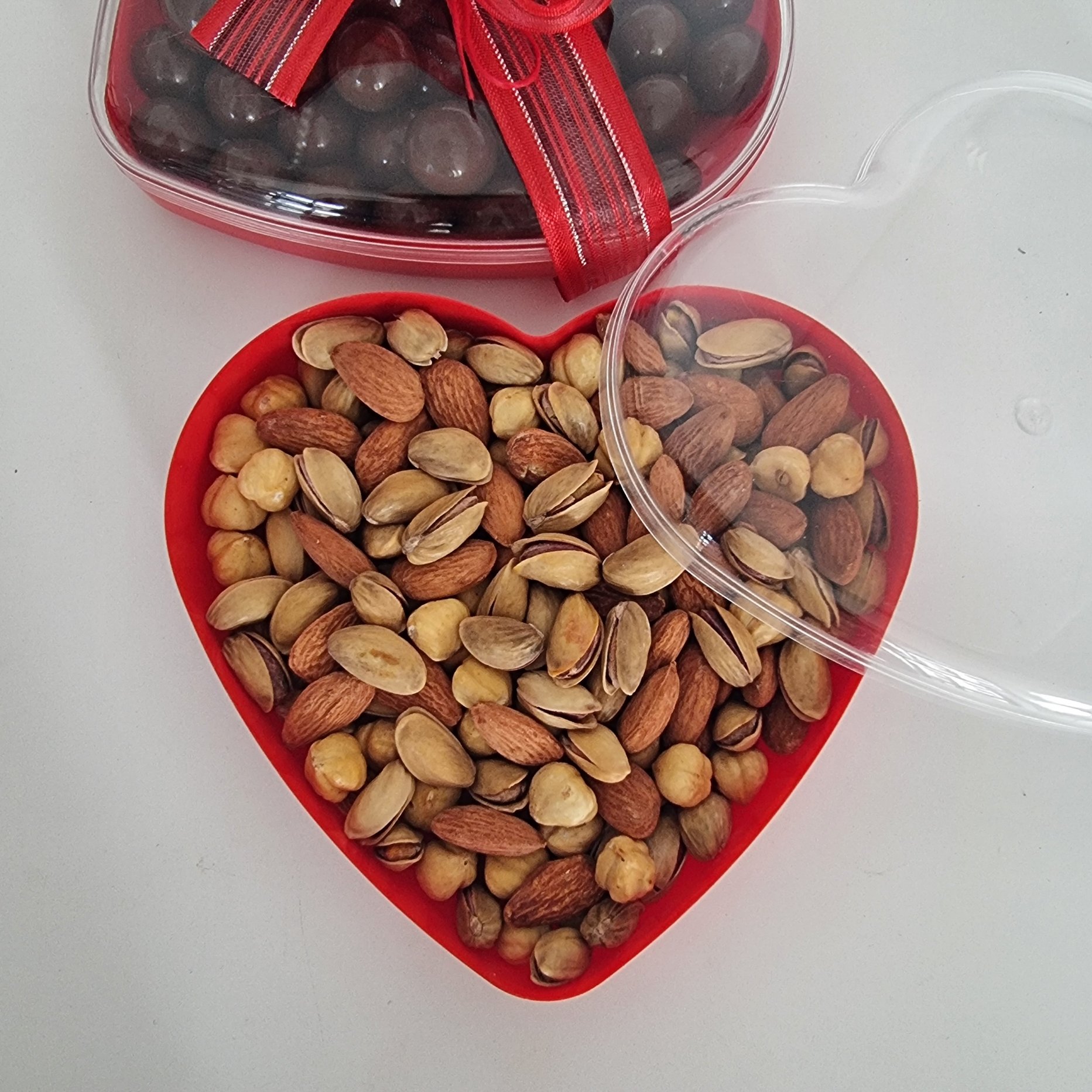Kırmızı Kalp Kutu İçinde Çikolatalı Fındık Draje ve Karışık Kuruyemiş