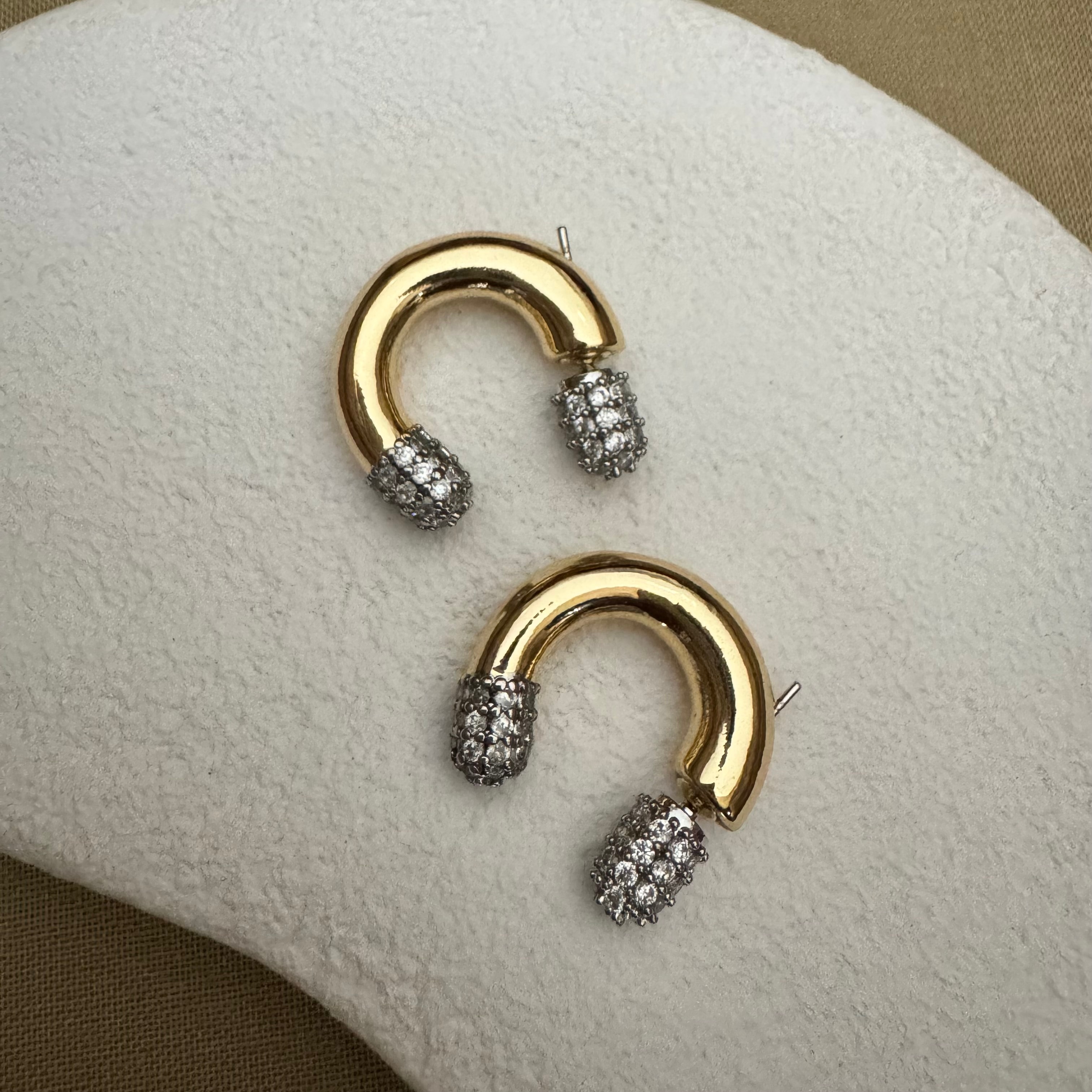 Premium Taşlı Çivi Tasarım Küpe