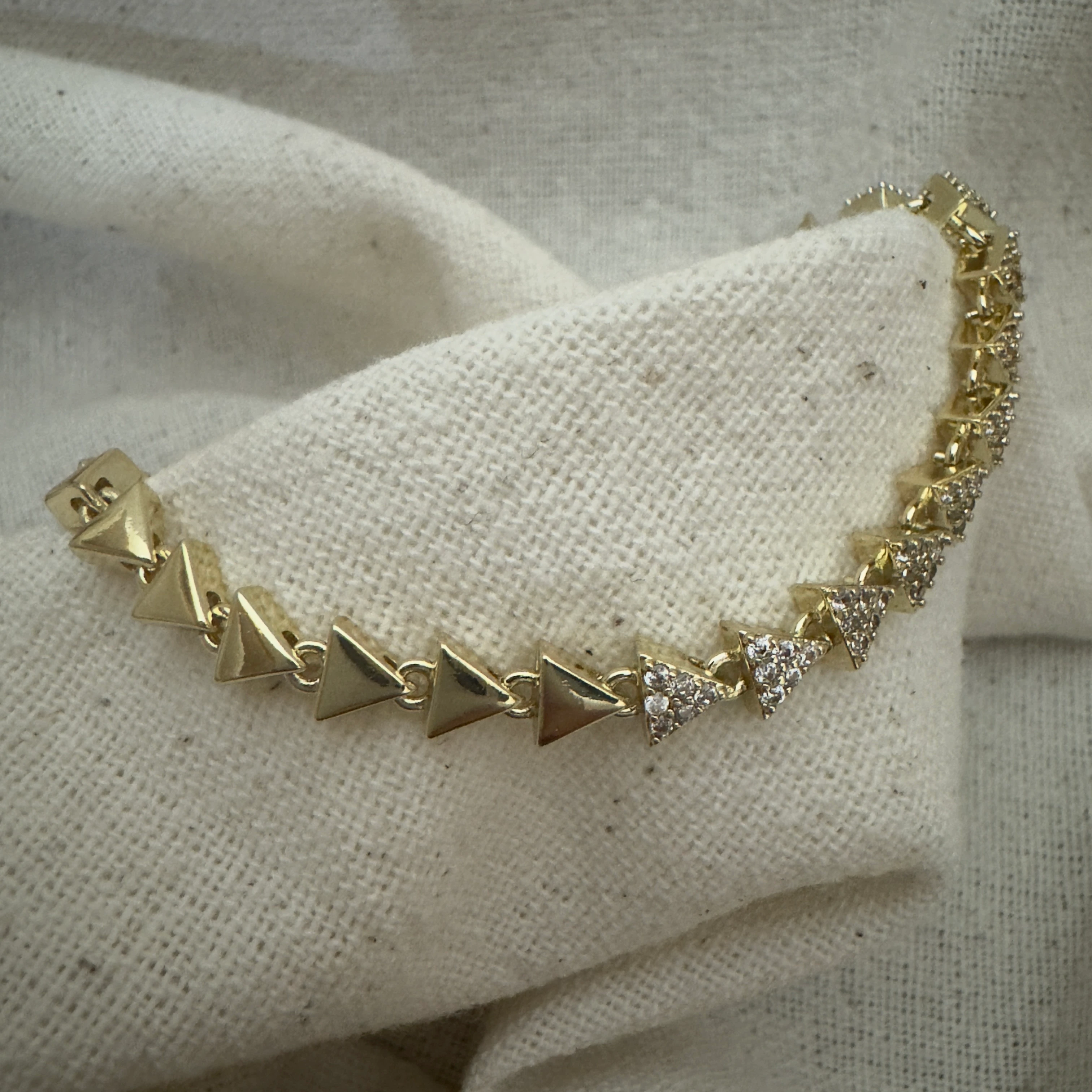 Zirkon Taşlı Üçgen Bileklik