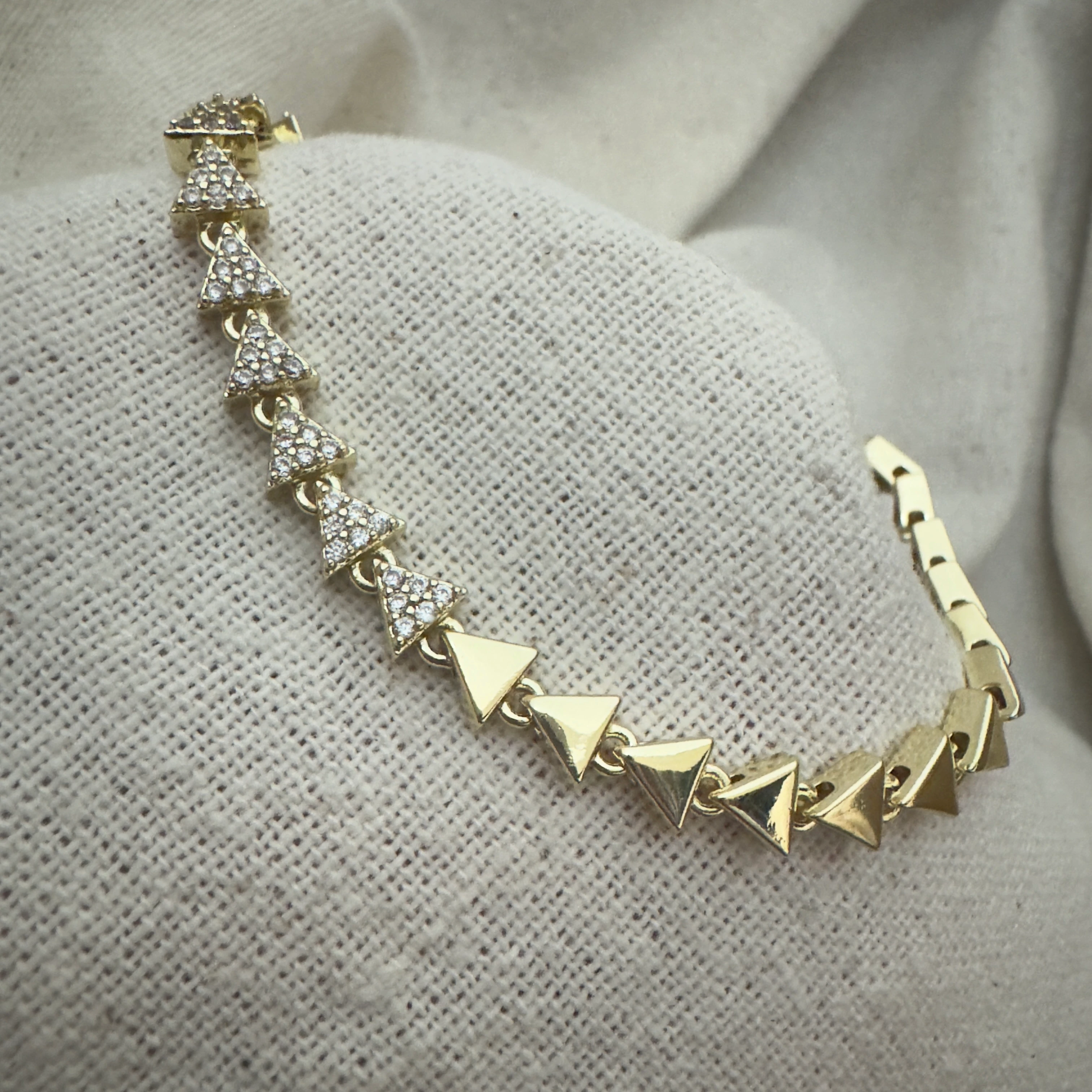 Zirkon Taşlı Üçgen Bileklik