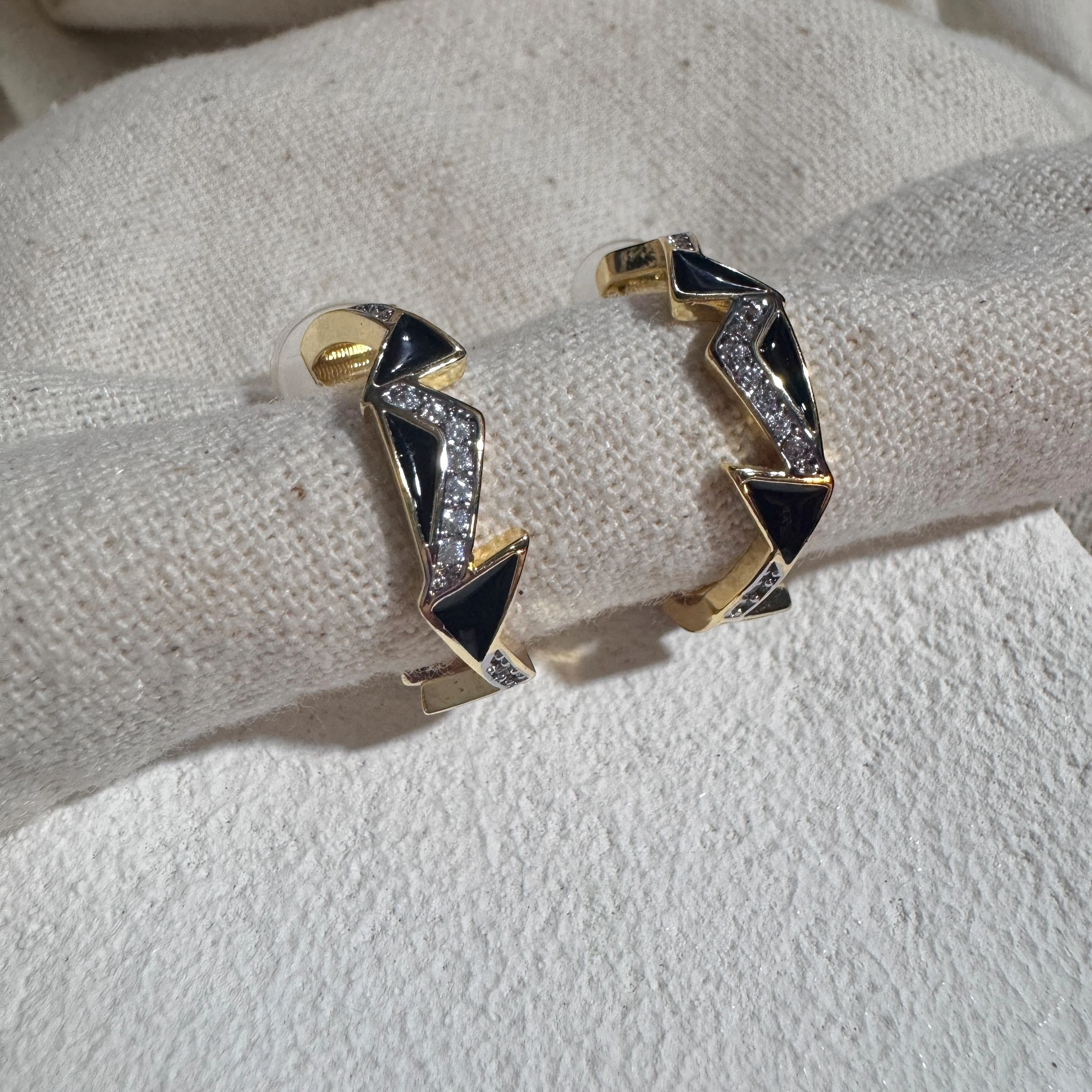 VIP Seri Siyahlı Üçgen Küpe