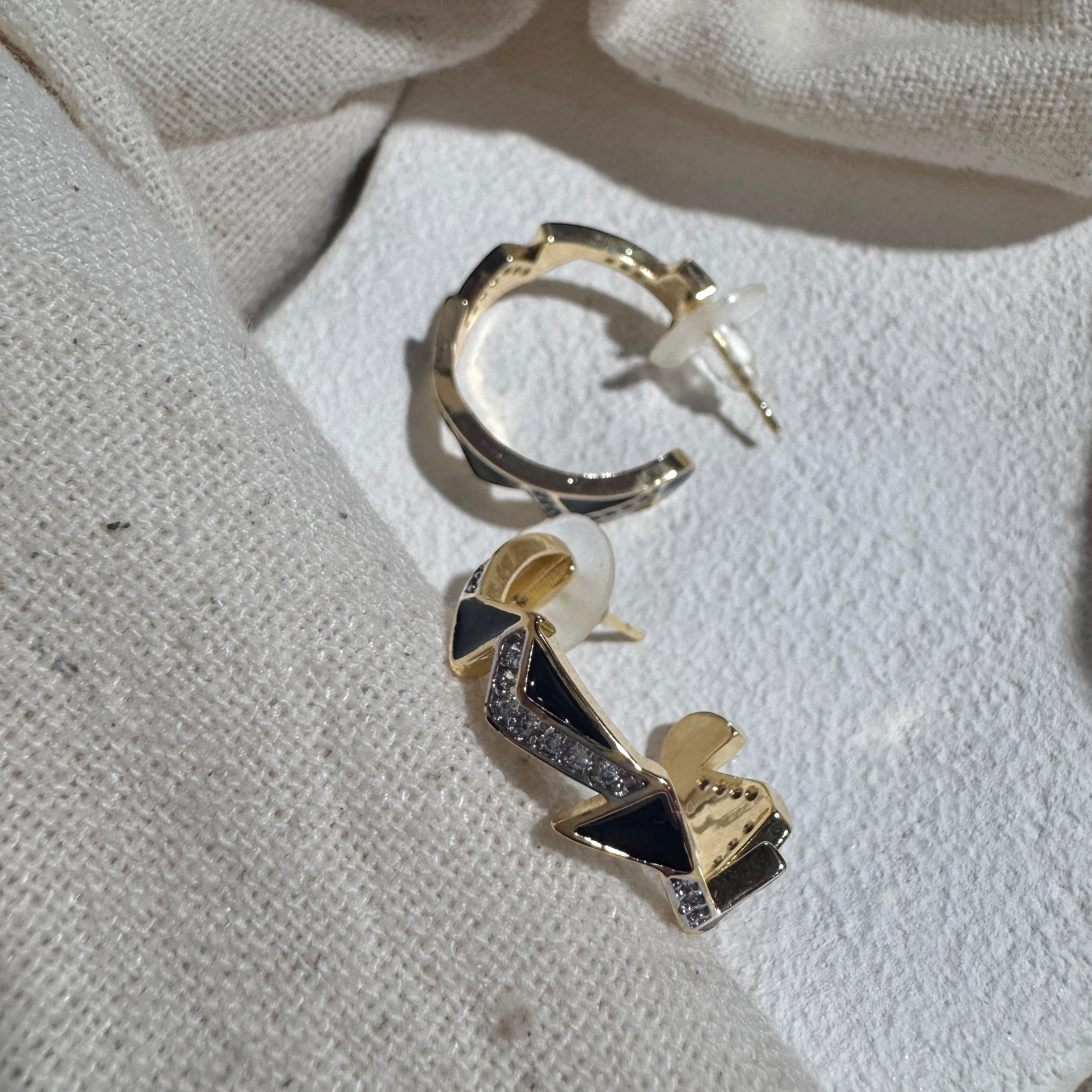 VIP Seri Siyahlı Üçgen Küpe