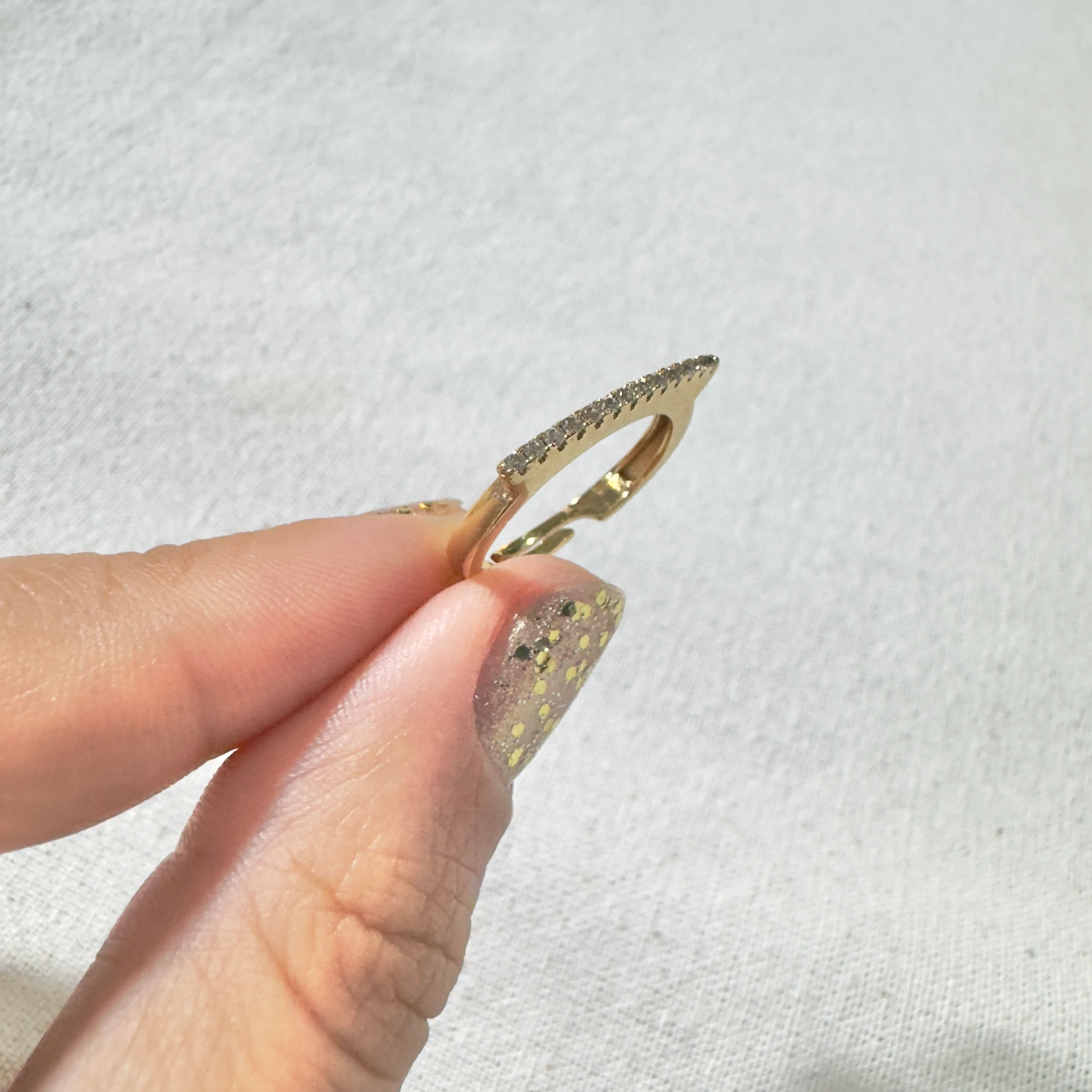 Minimal Sıra Taşlı Yüzük