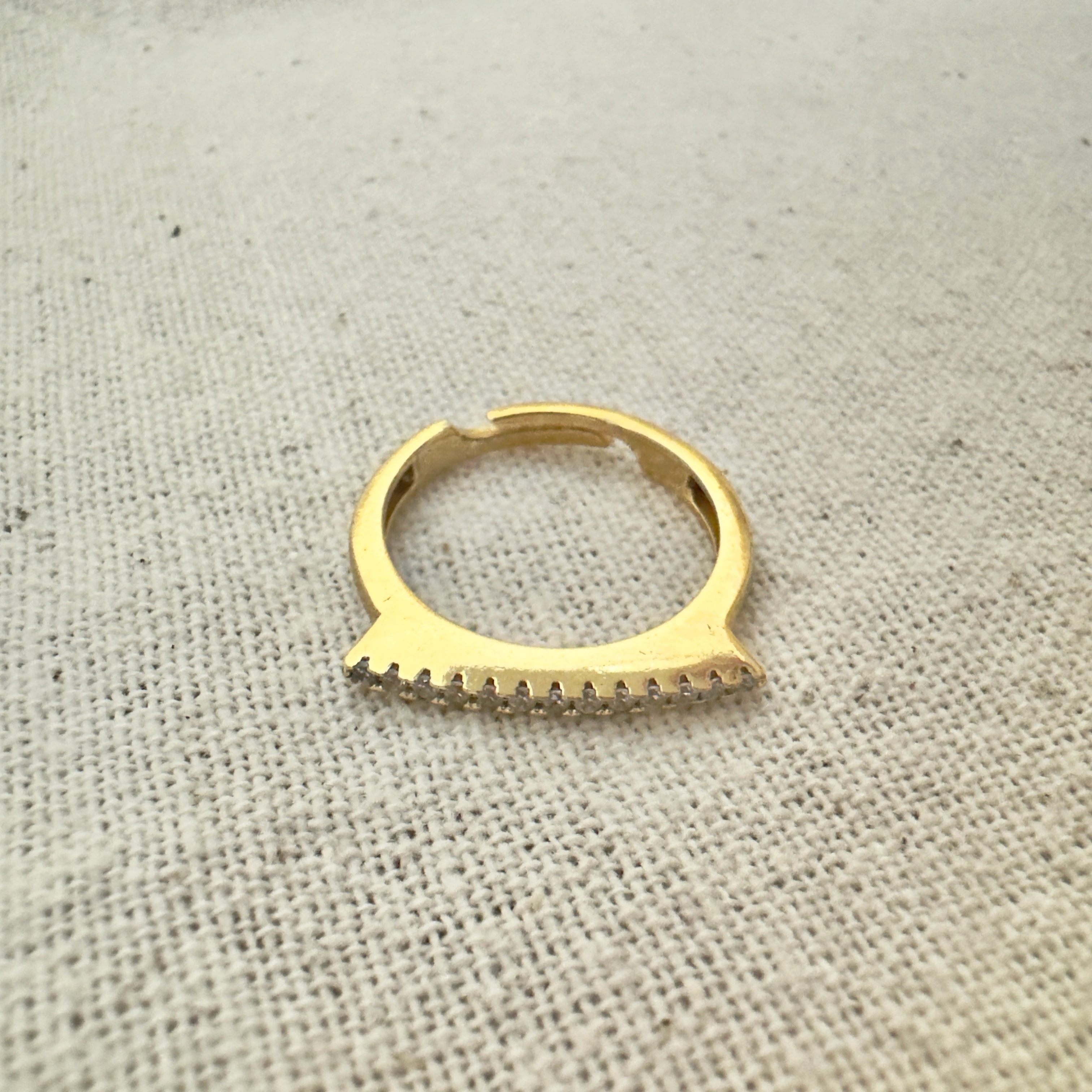 Minimal Sıra Taşlı Yüzük