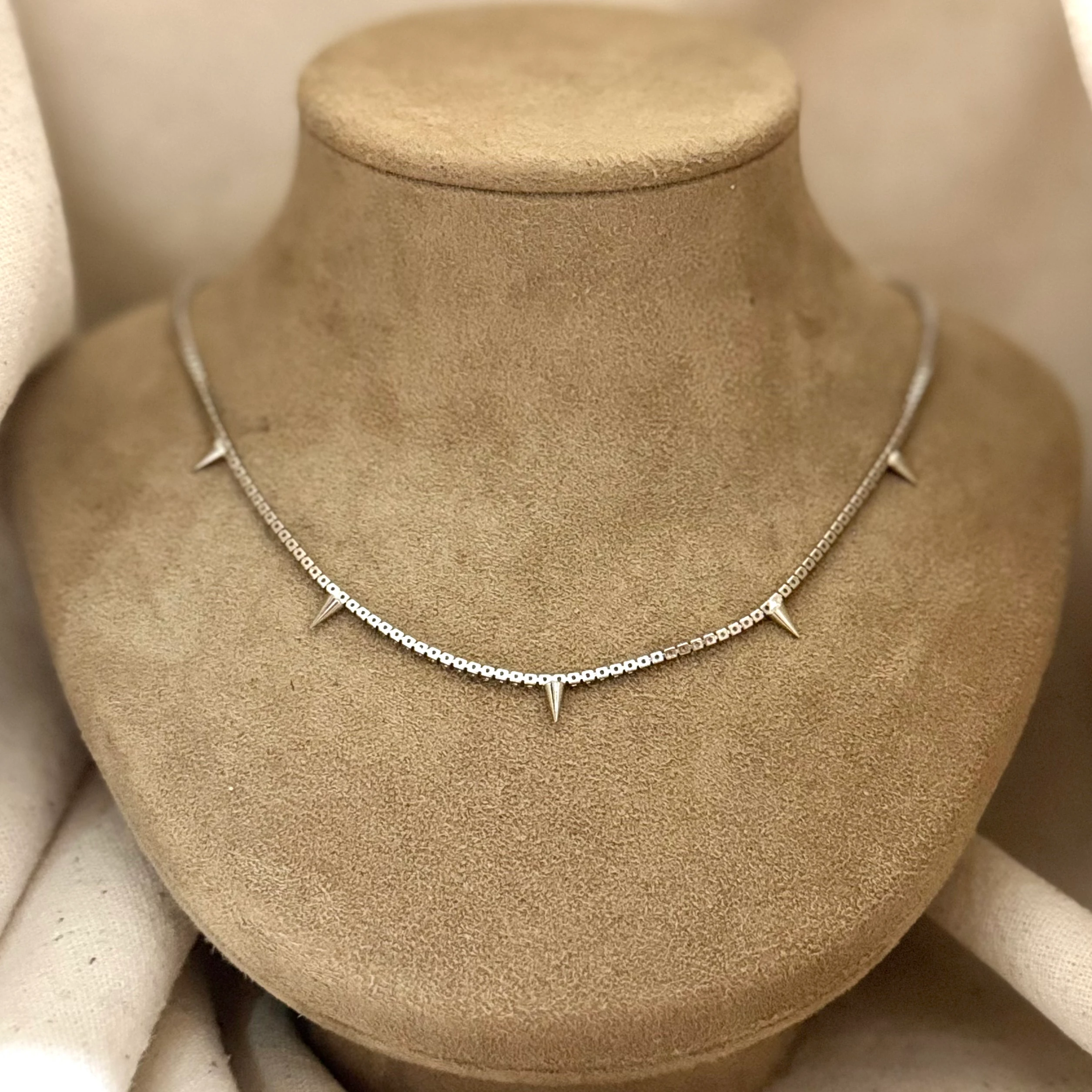 Çelik Dikenli Su Yolu Choker Kolye