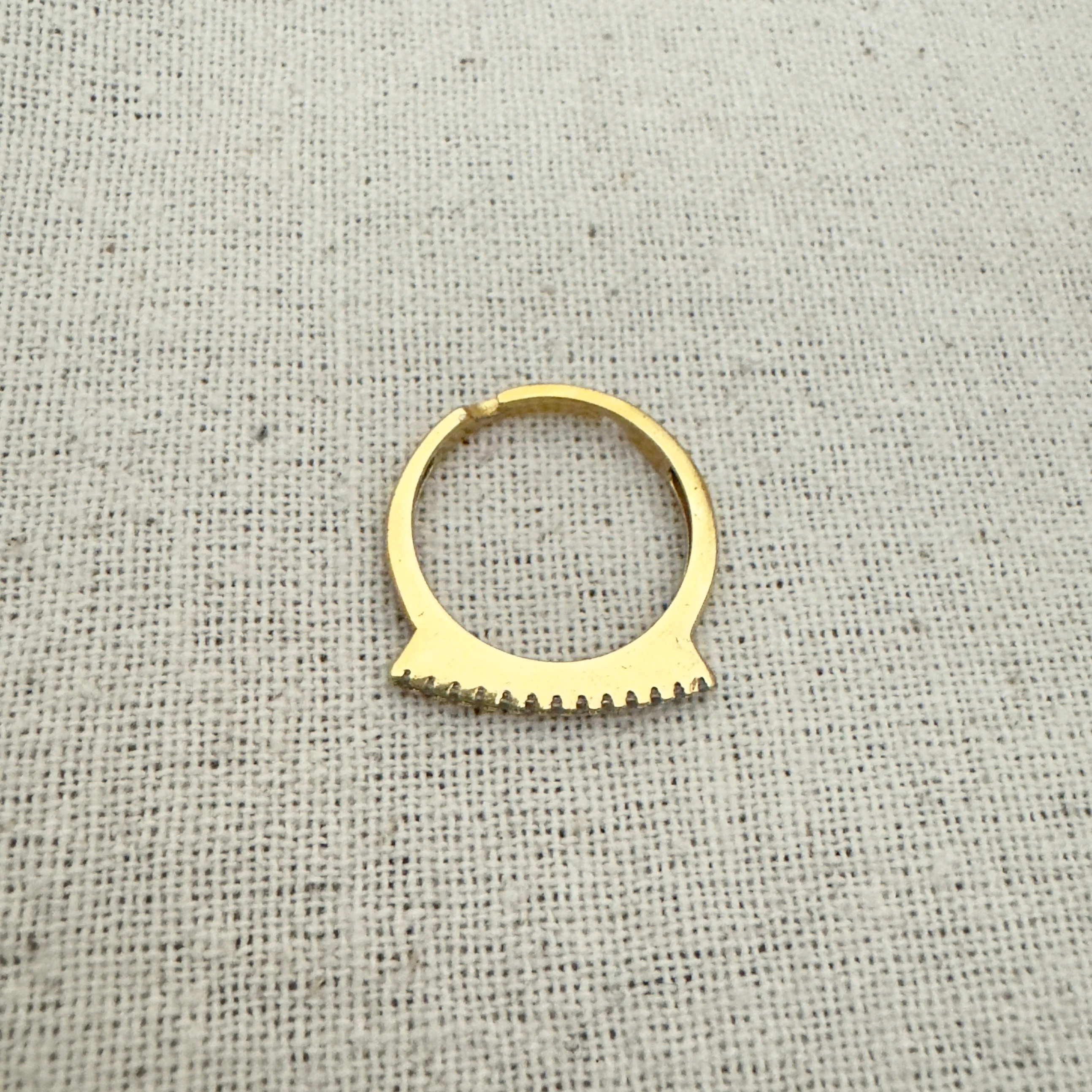 Minimal Sıra Taşlı Yüzük