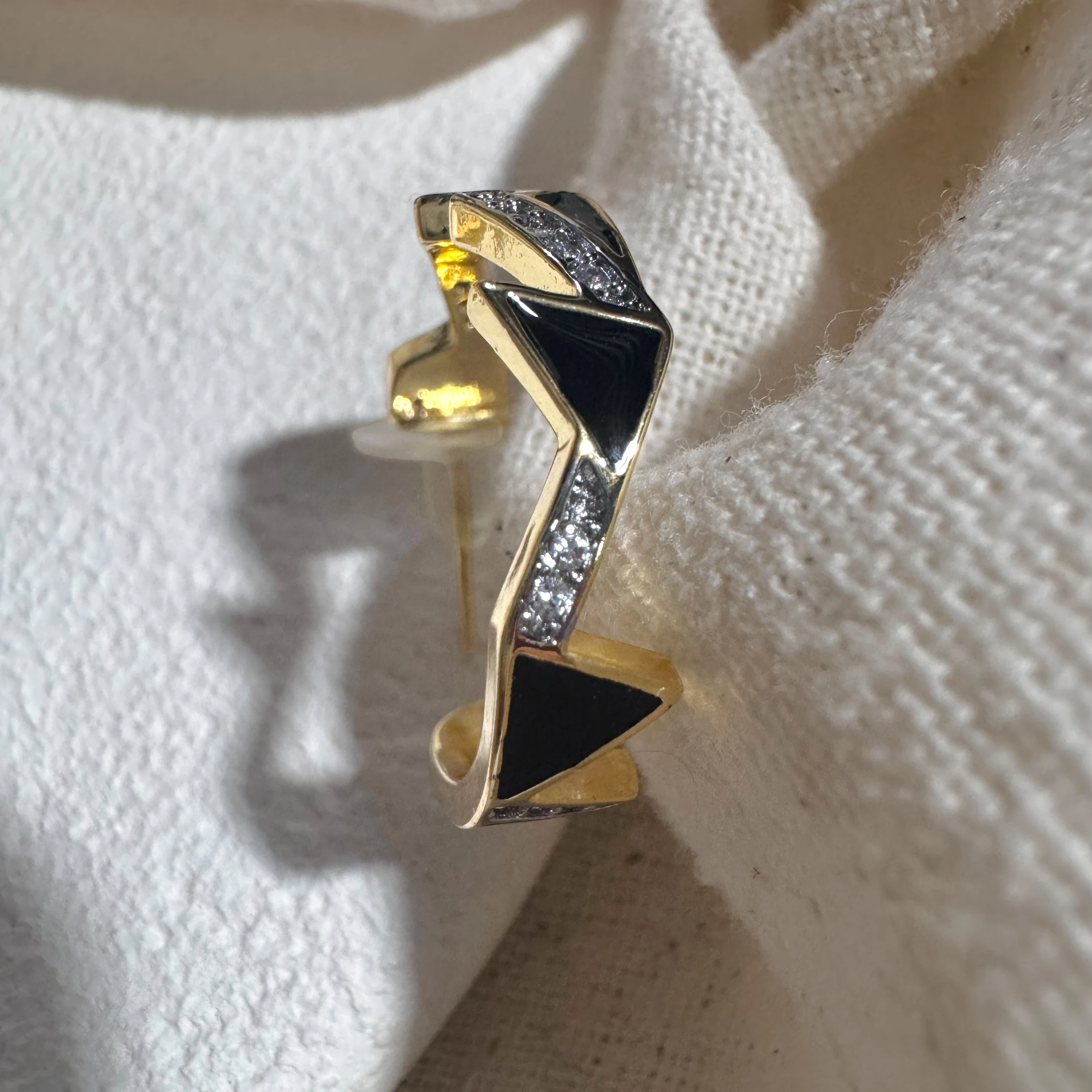 VIP Seri Siyahlı Üçgen Küpe