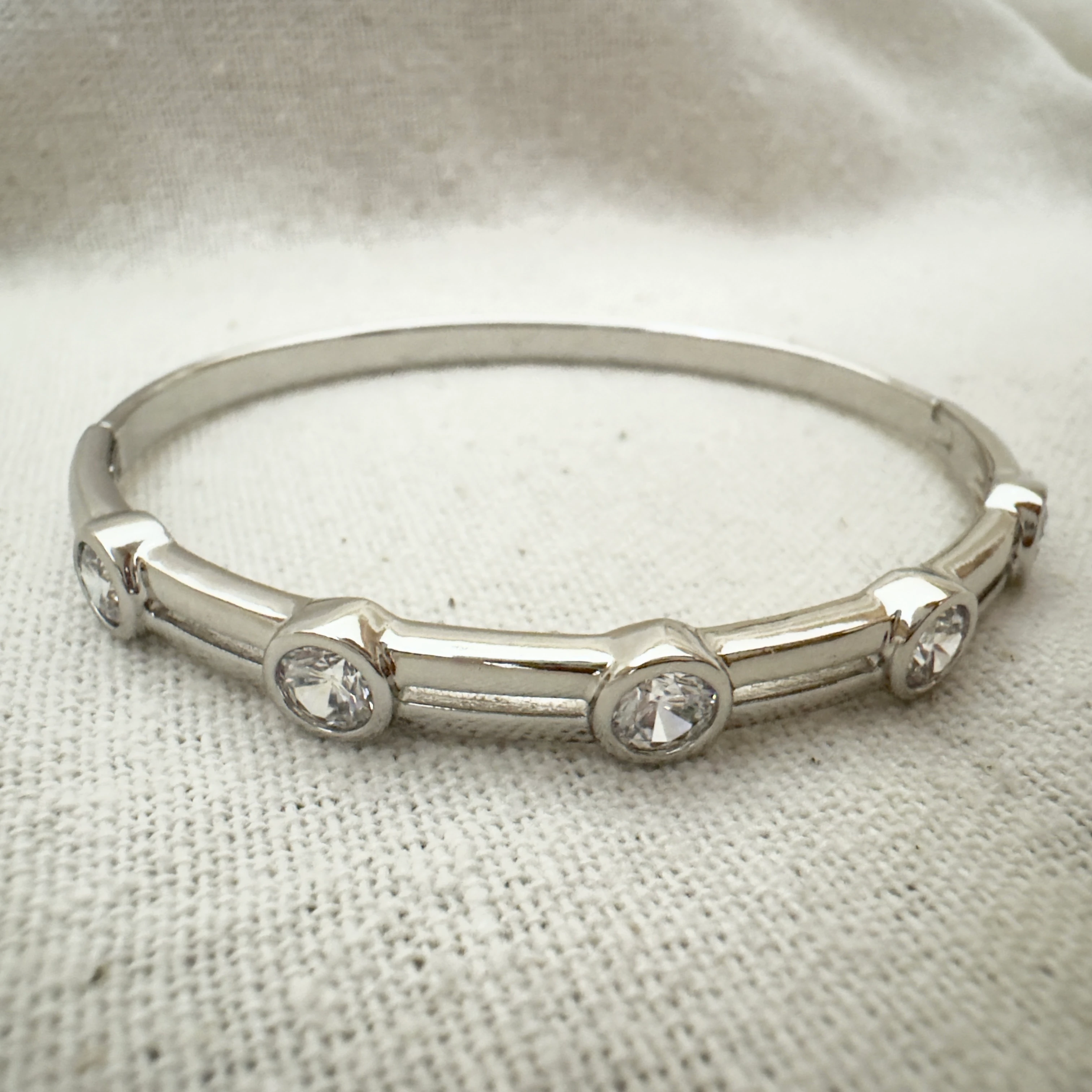 Nokta Baget Taşlı Kelepçe Bilezik