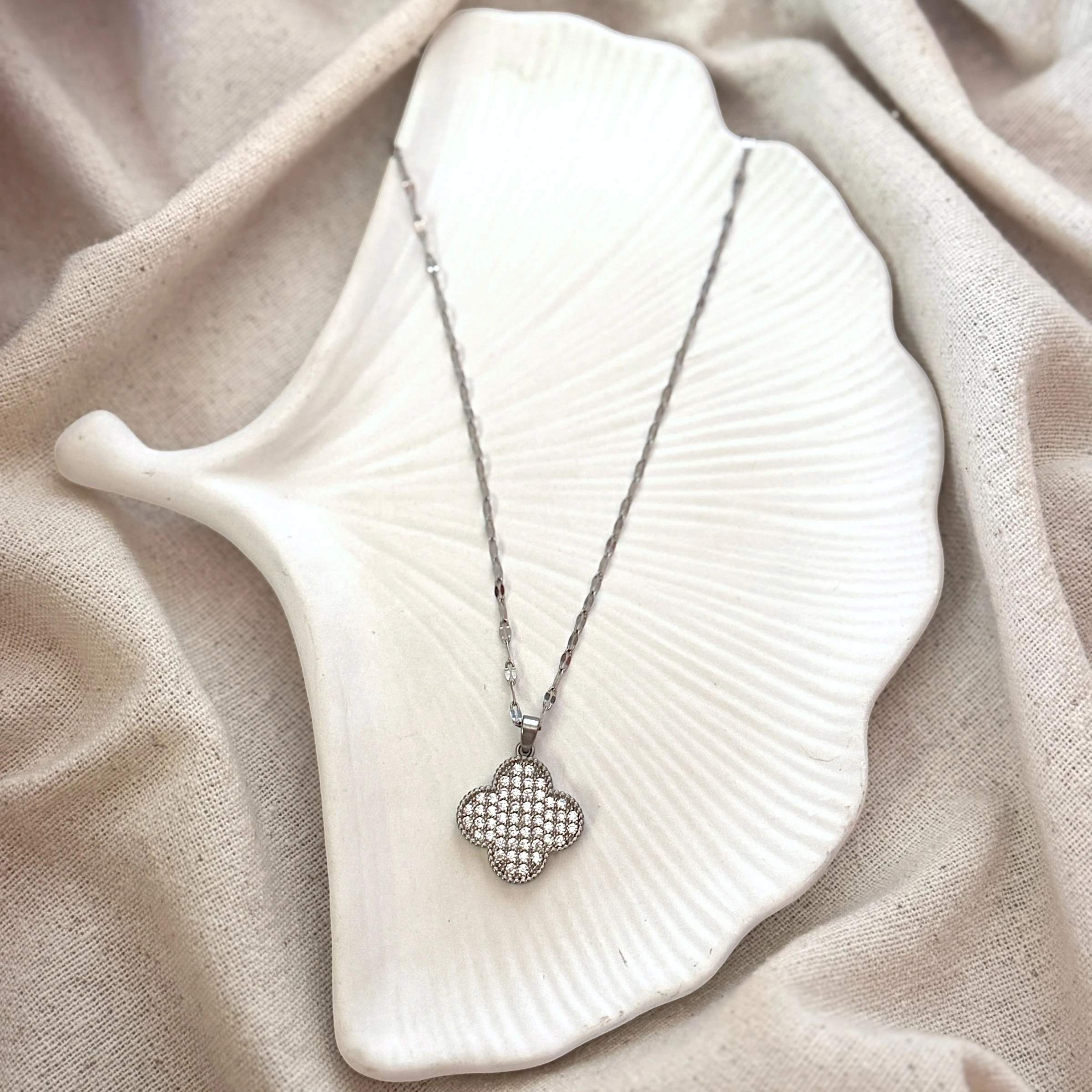 Taşlı Yonca Minimal Çelik Kolye