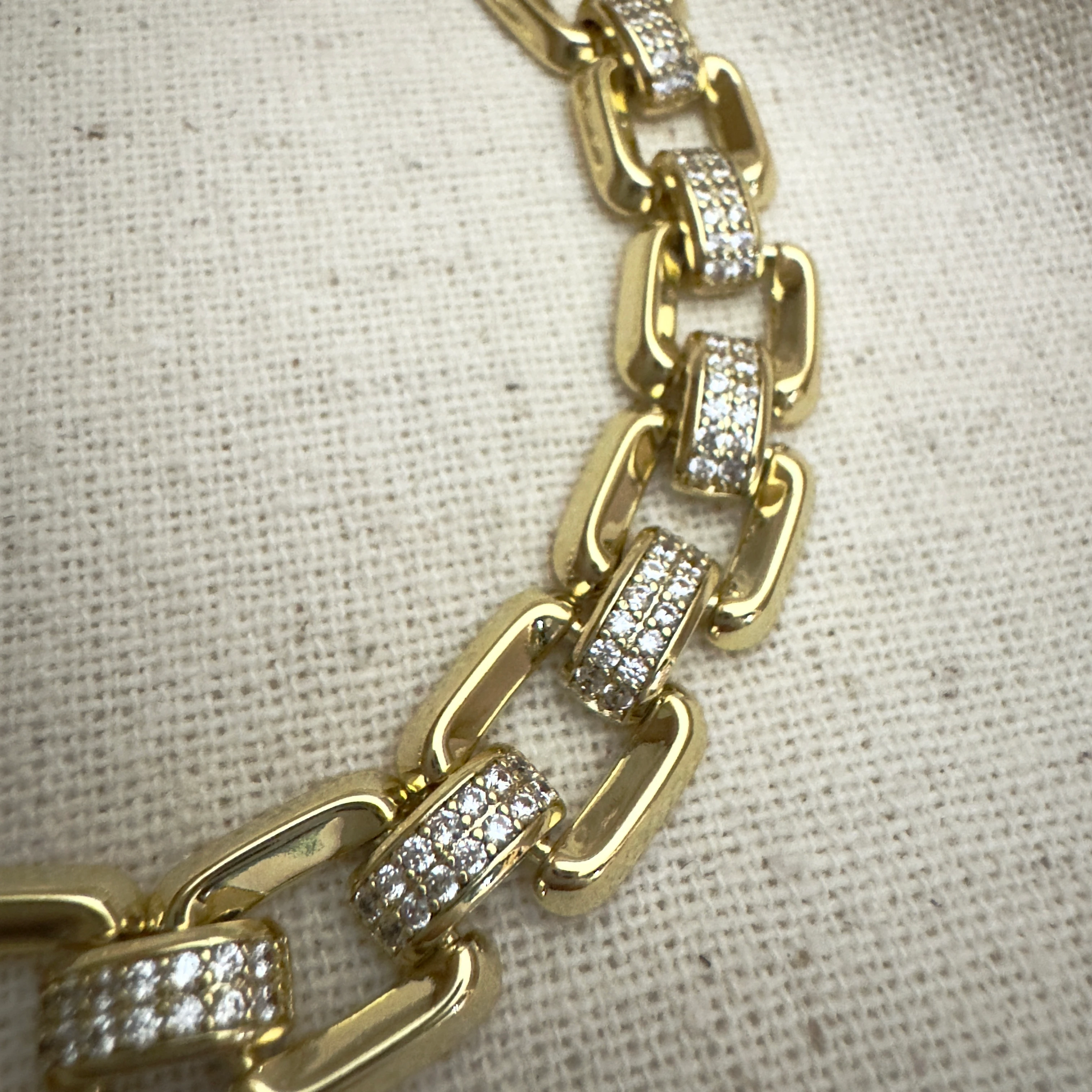 Ara Taşlı Kare Zincir Bileklik