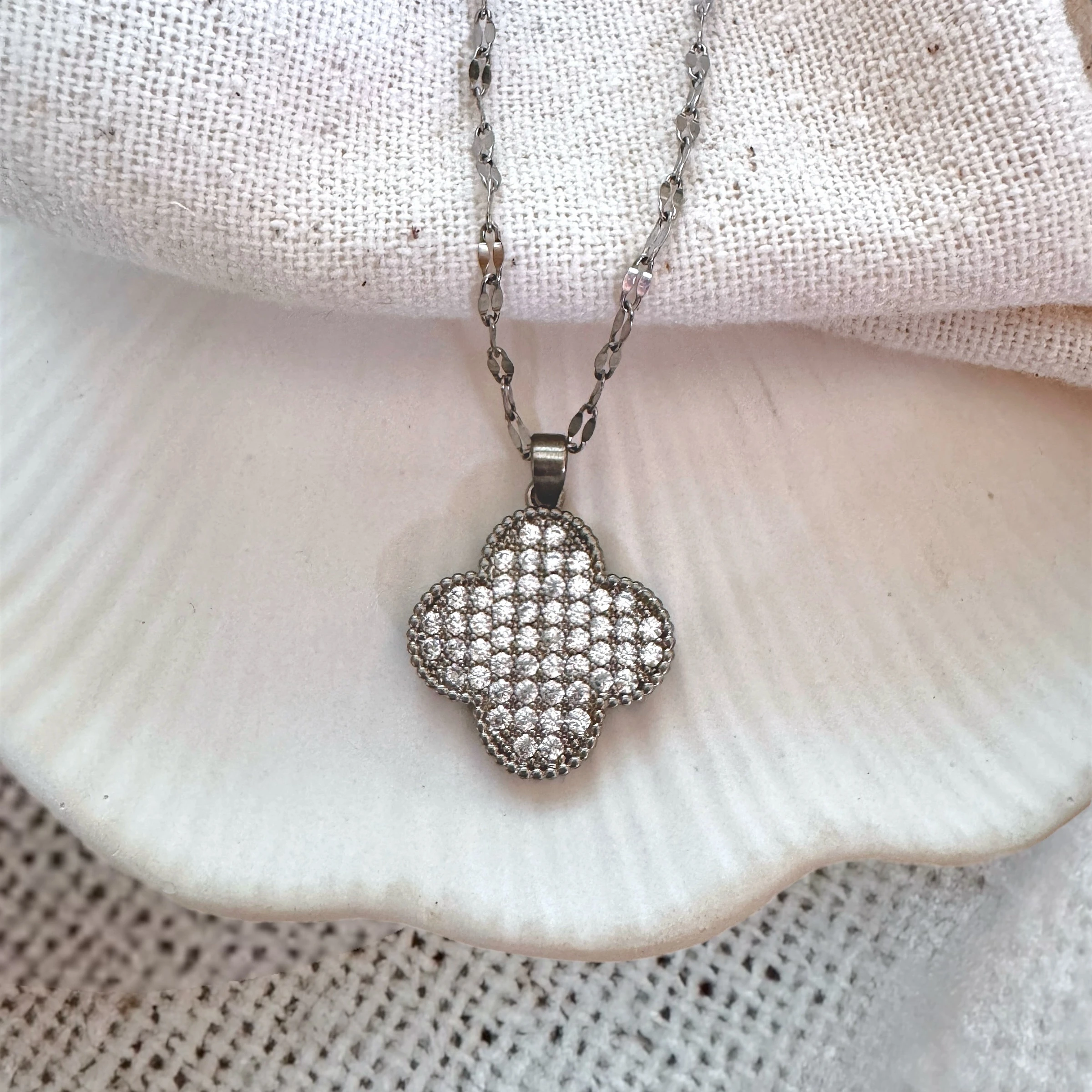 Taşlı Yonca Minimal Çelik Kolye