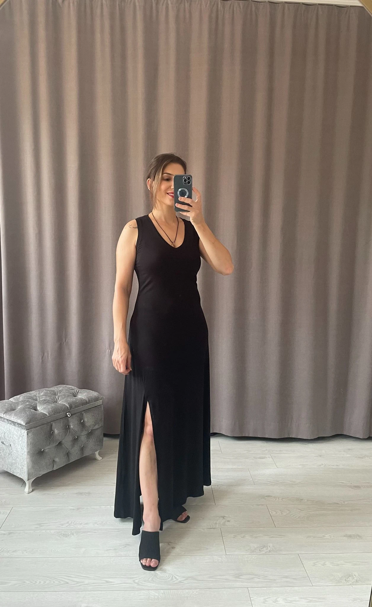 V Yaka Yırtmaçlı Elbise