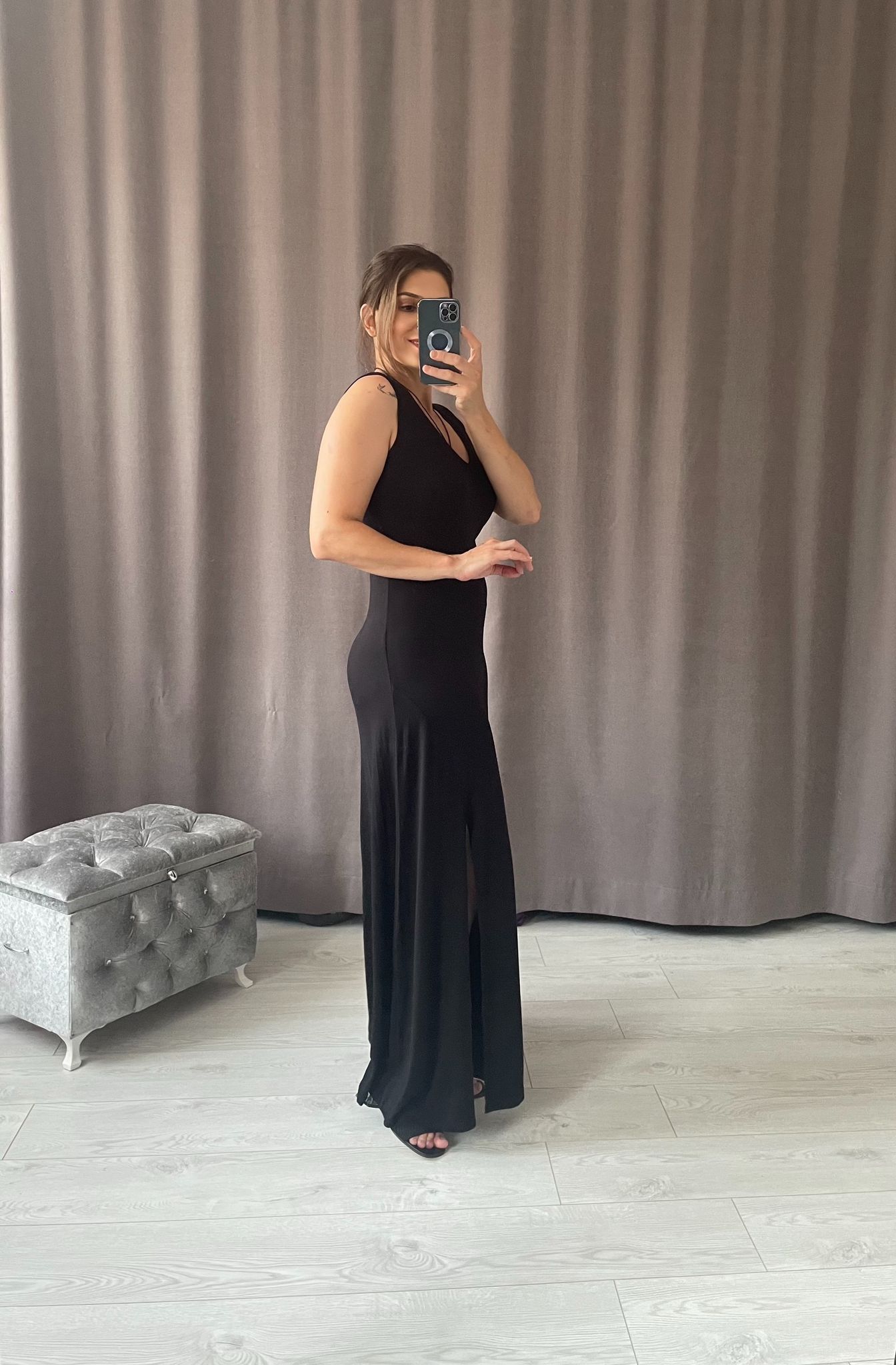 V Yaka Yırtmaçlı Elbise