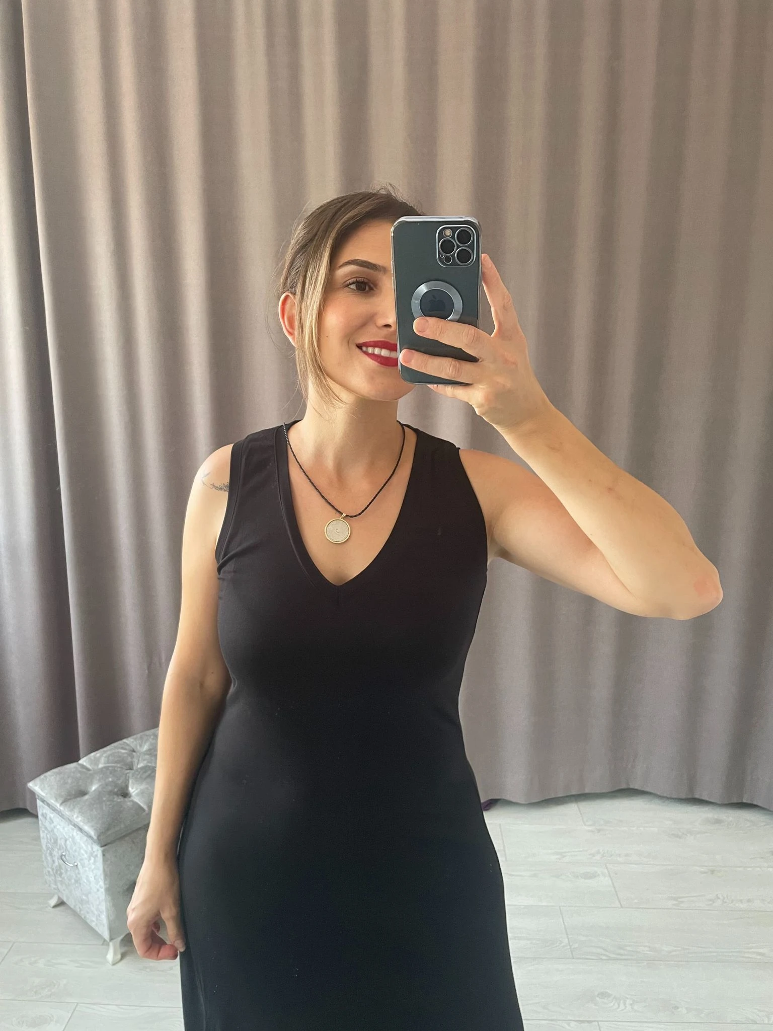 V Yaka Yırtmaçlı Elbise