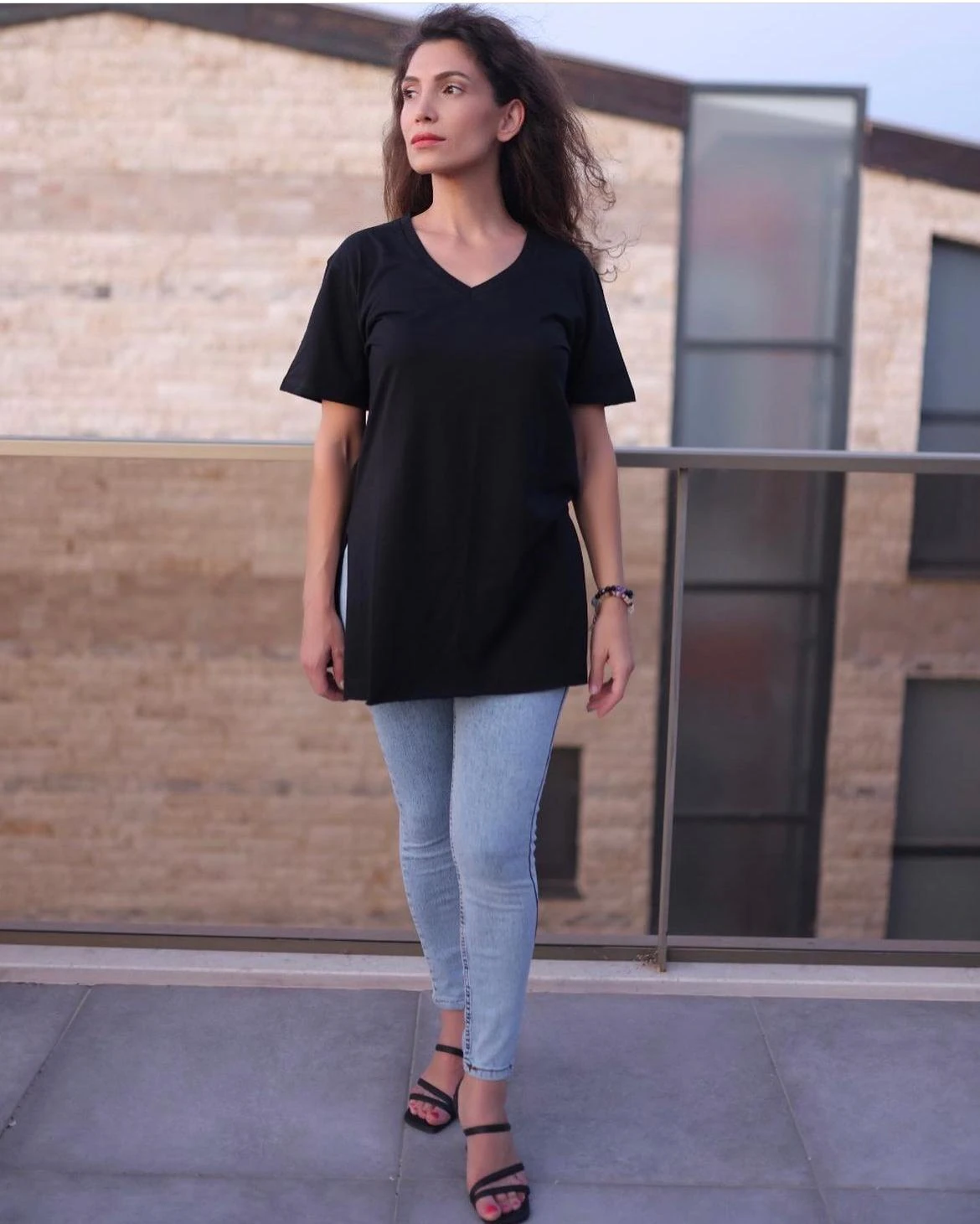 Yırtmaçlı V Yaka Tişört