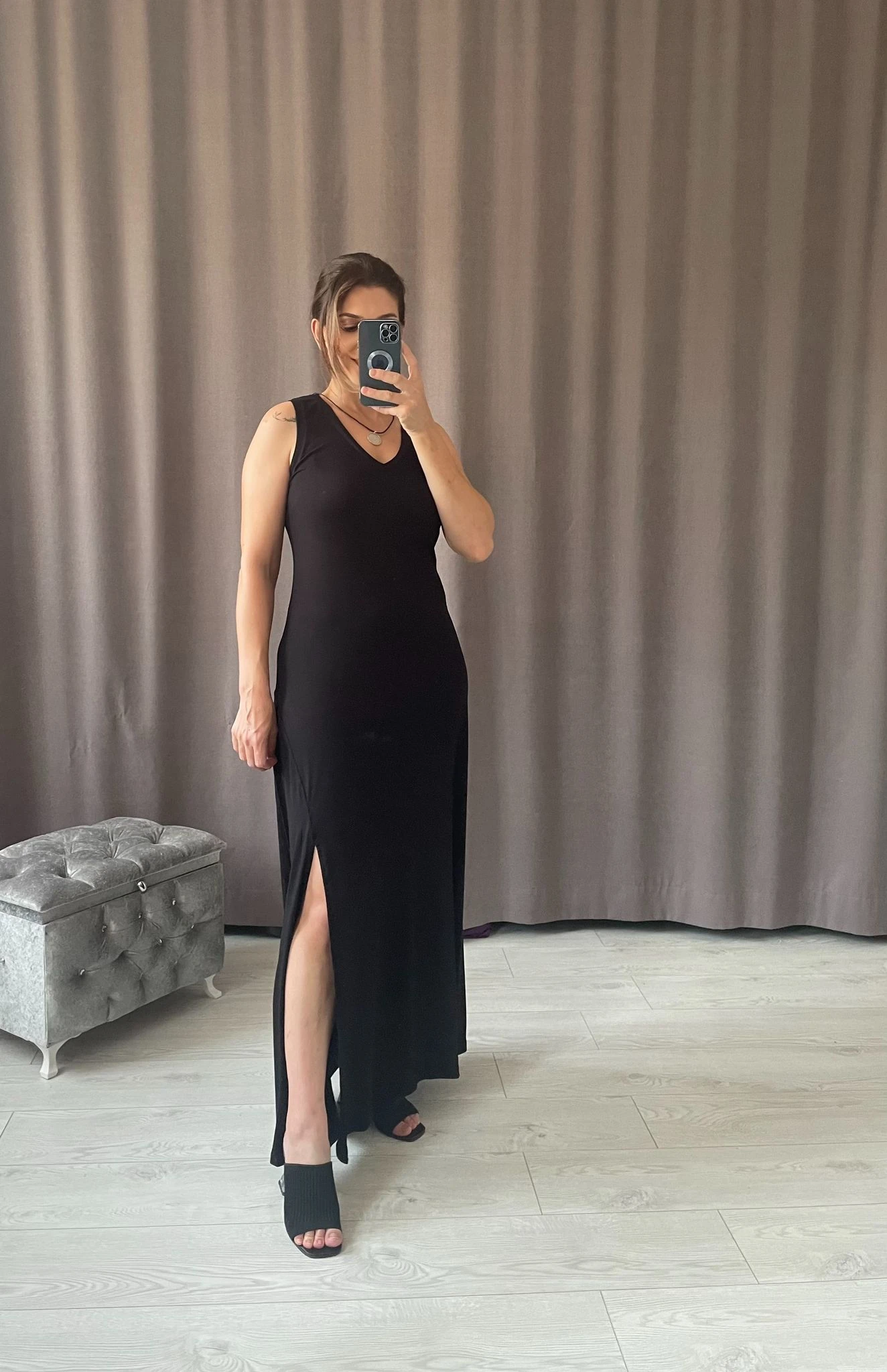 V Yaka Yırtmaçlı Elbise