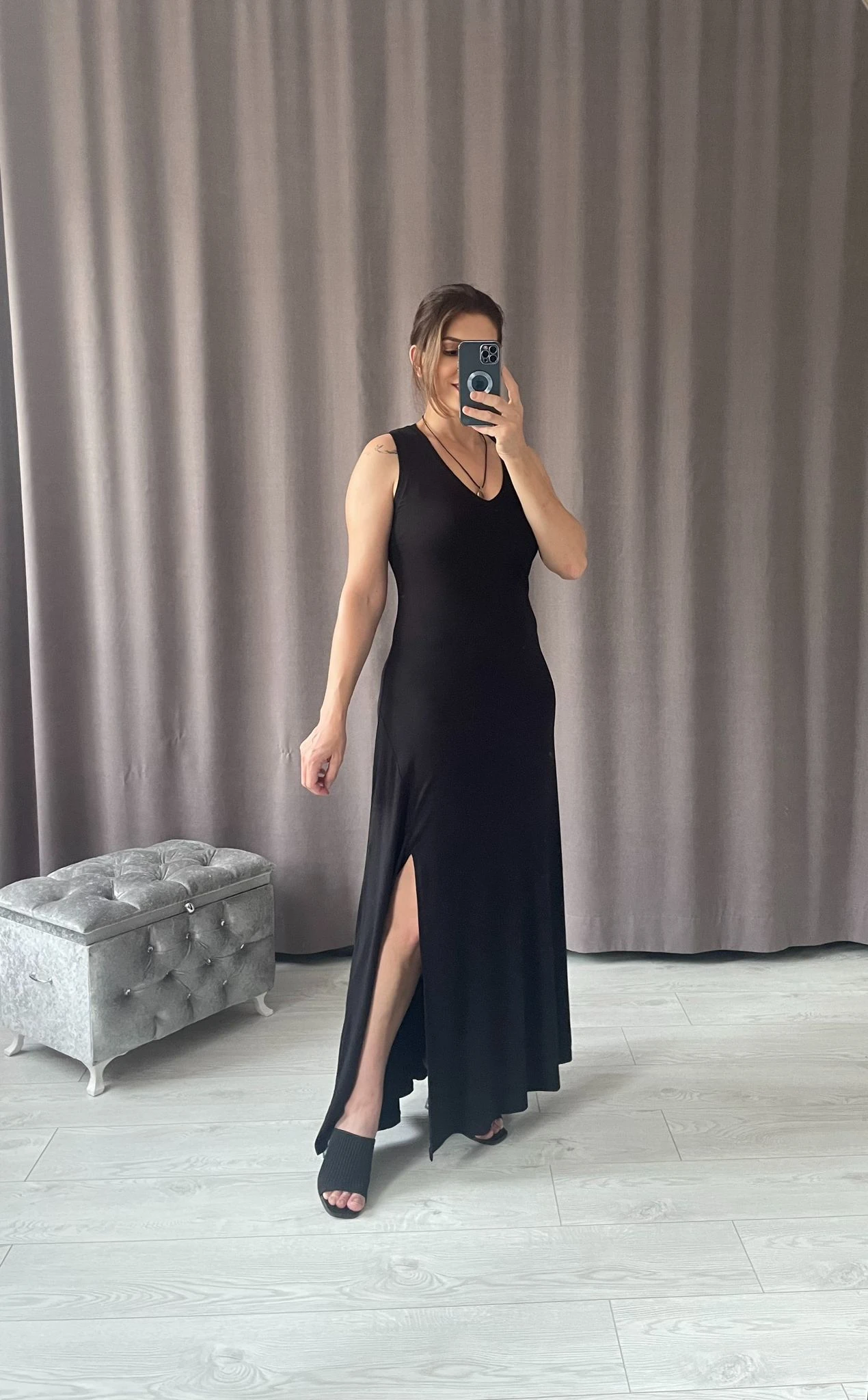 V Yaka Yırtmaçlı Elbise