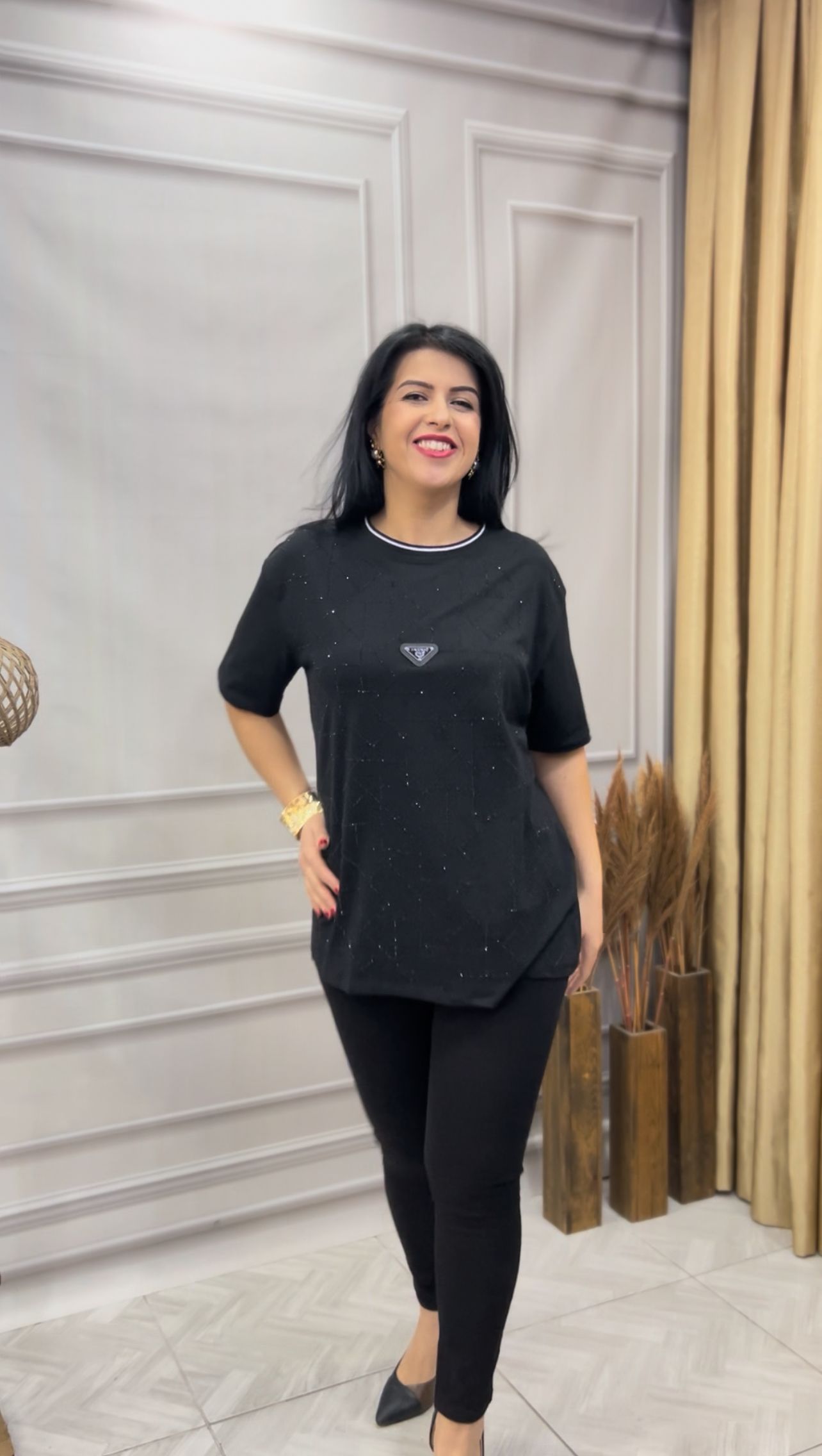 MODAL KUMAŞ LUX KALİTE ASİMETRİK SERPME TAŞ BASKLI TASARIM BLUZ TSHIRT - SİYAH