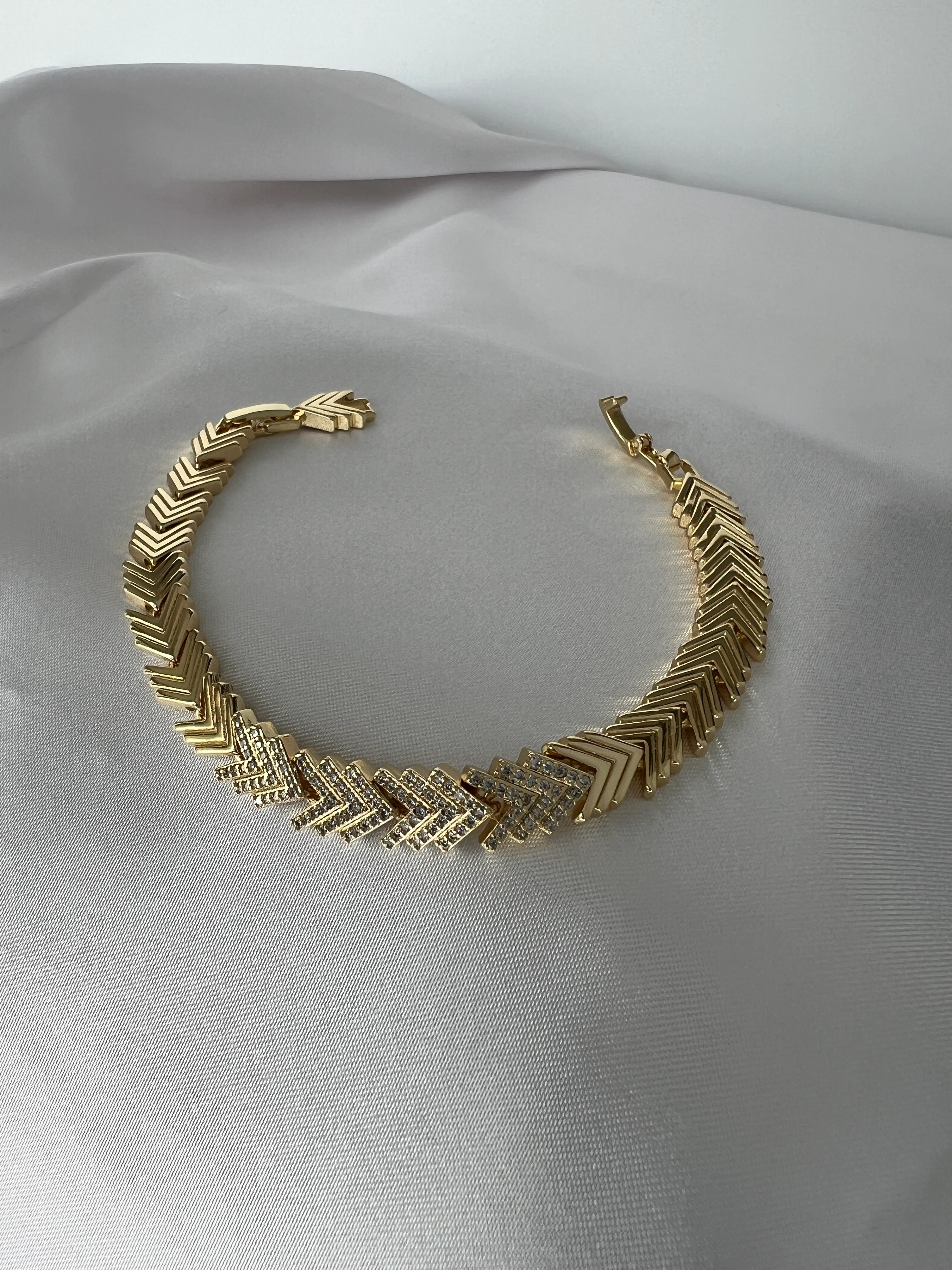 VIP V Model Taşlı Bileklik