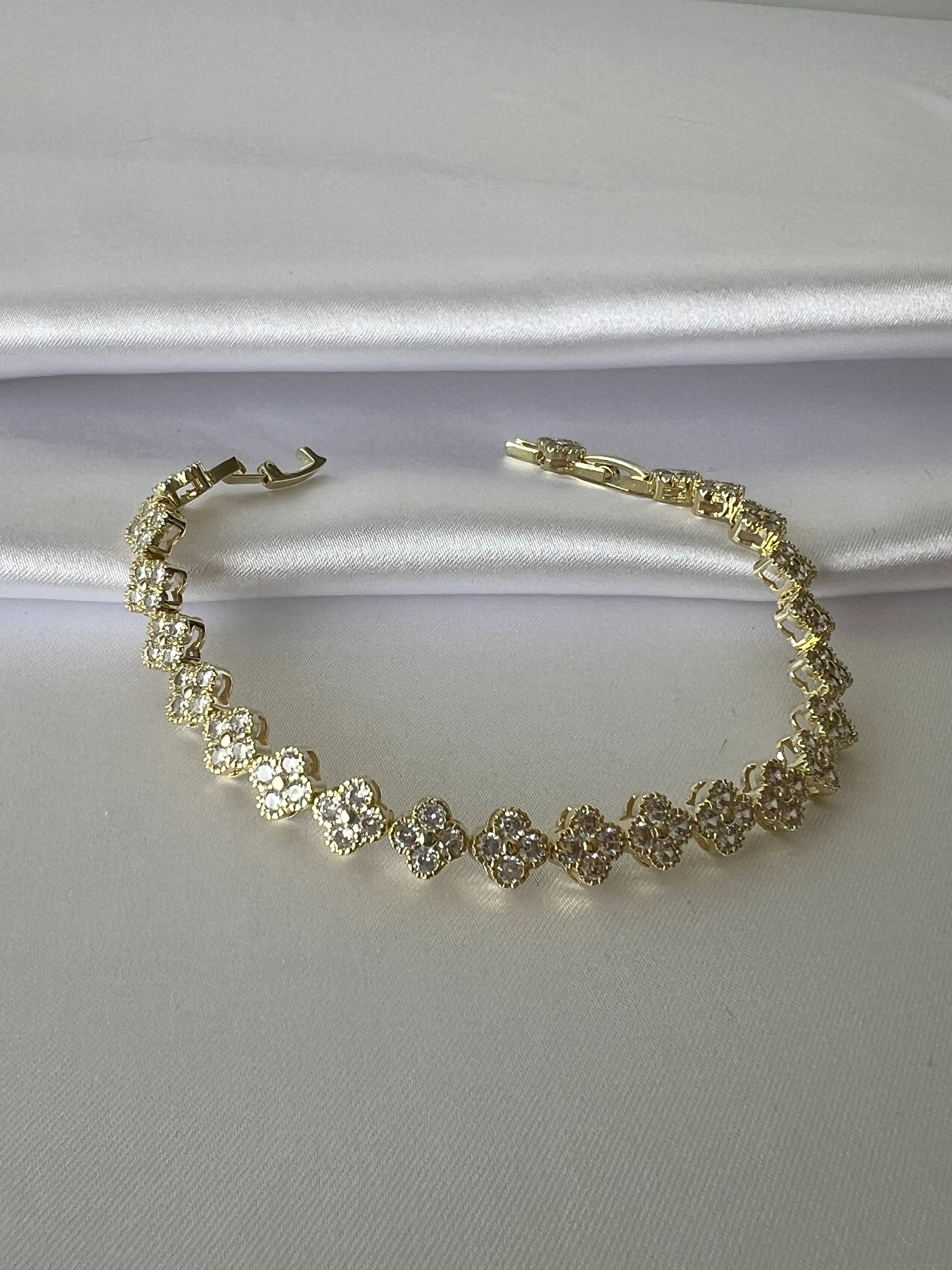 VIP Seri Taşlı Yonca Bileklik