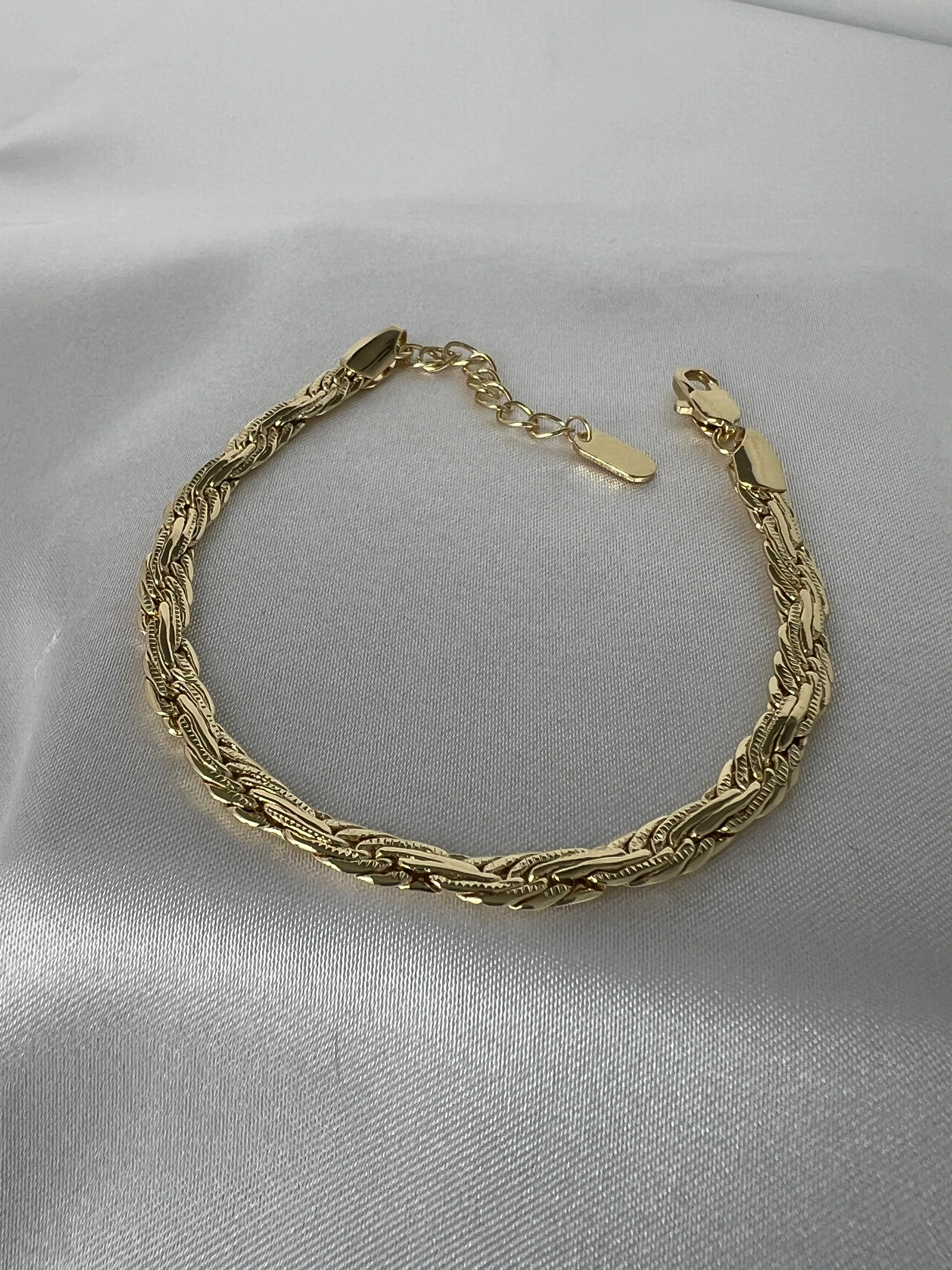 VIP Ezme Geçmeli S Model Bileklik