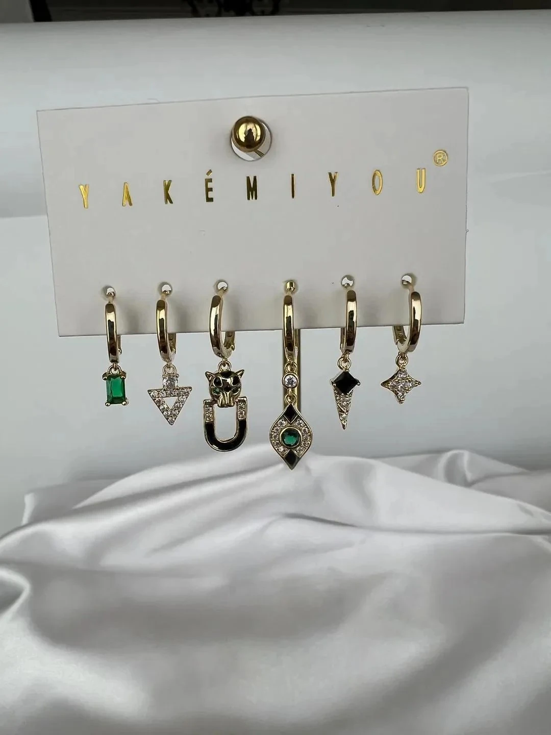 İthal Yeşil Taşlı Figürlü Küpe Seti 