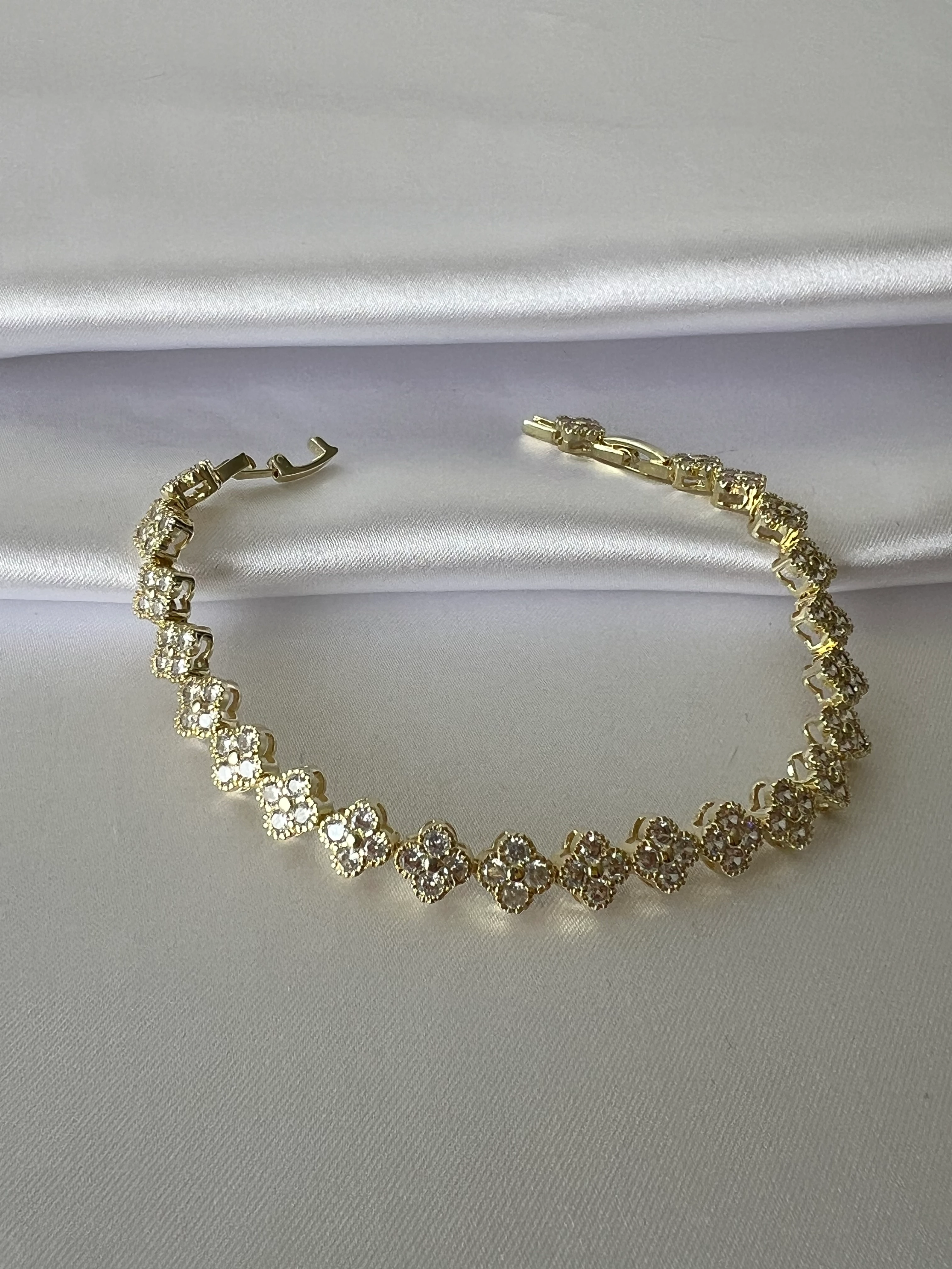 VIP Seri Taşlı Yonca Bileklik