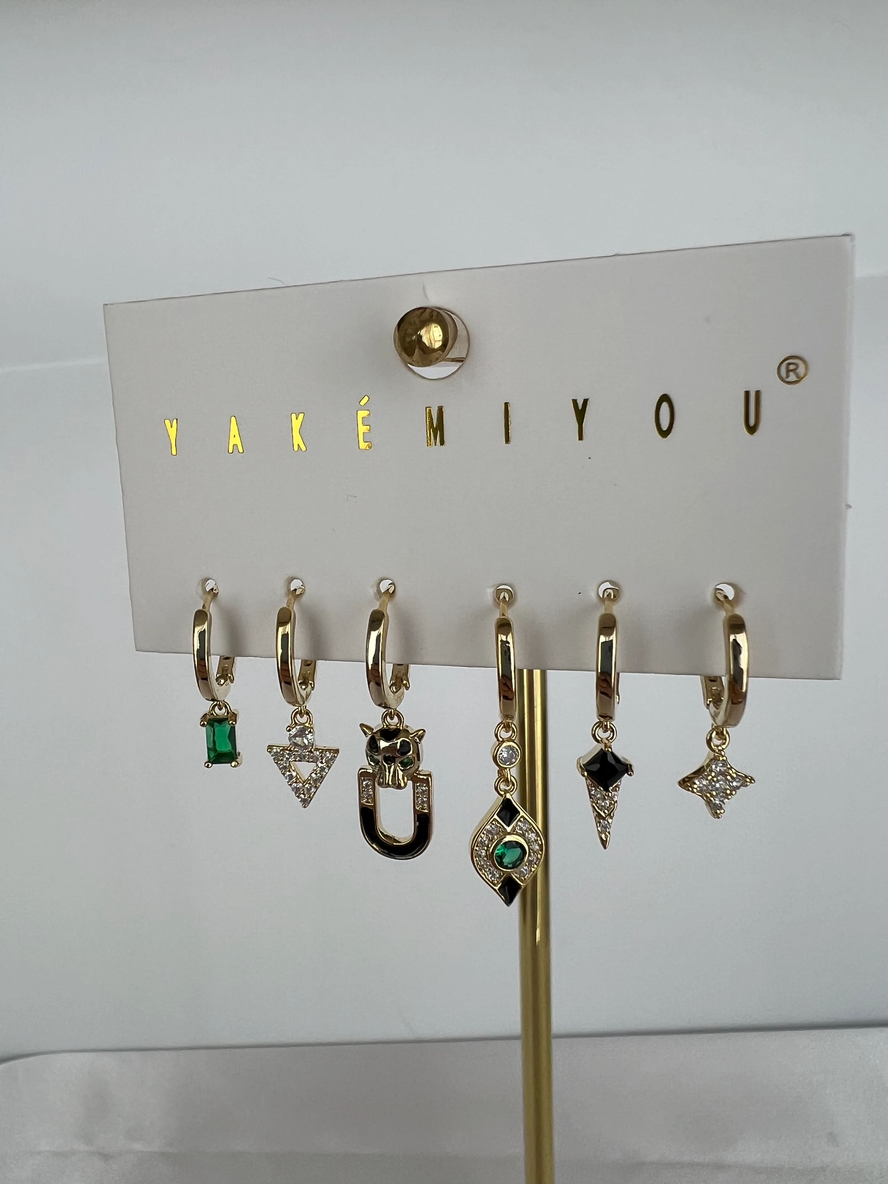 İthal Yeşil Taşlı Figürlü Küpe Seti 