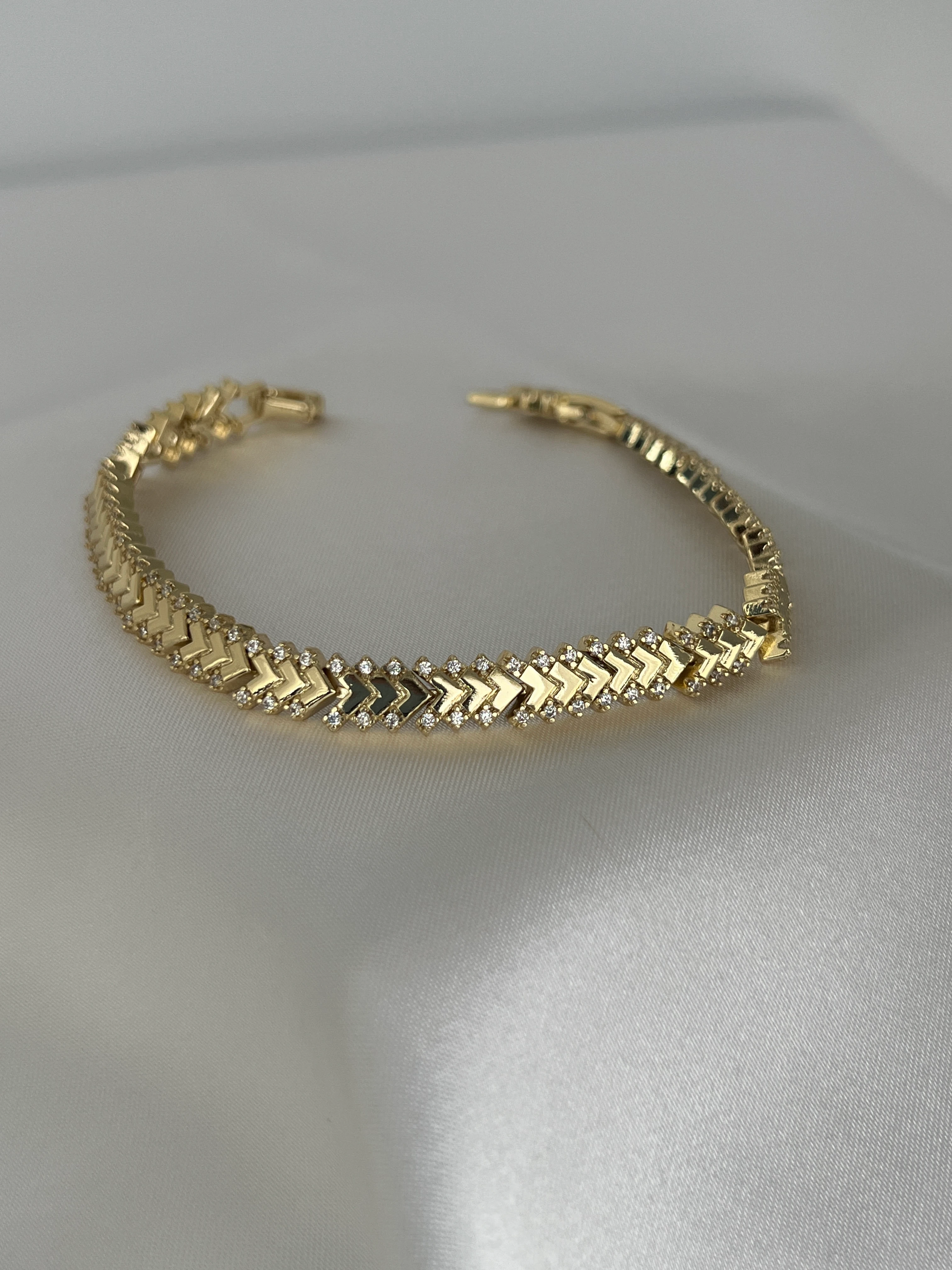 VIP Kenarları Taşlı V Bileklik