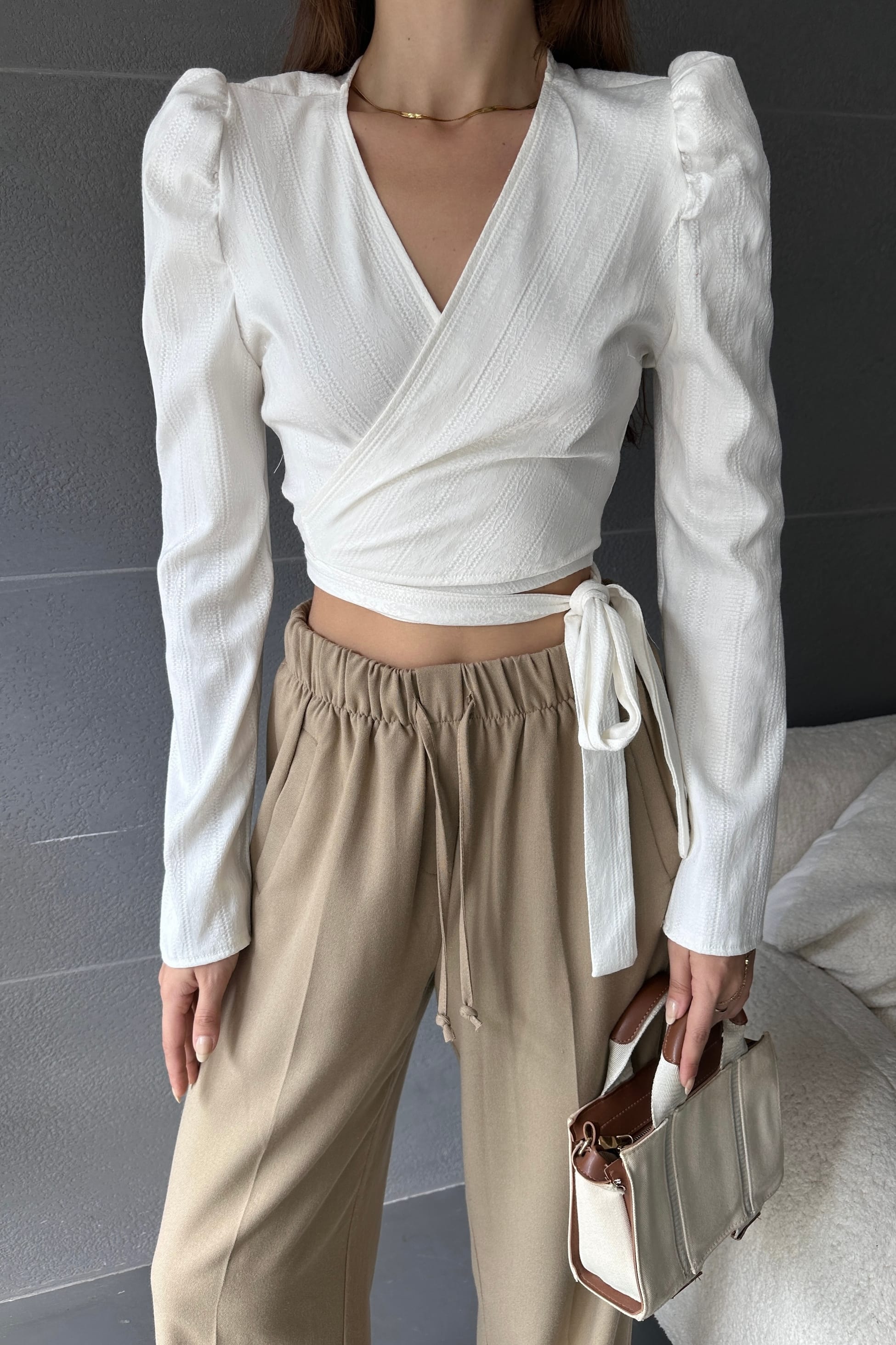 Kruvaze Yaka Beli Kuşaklı Crop Bluz - Görsel 3