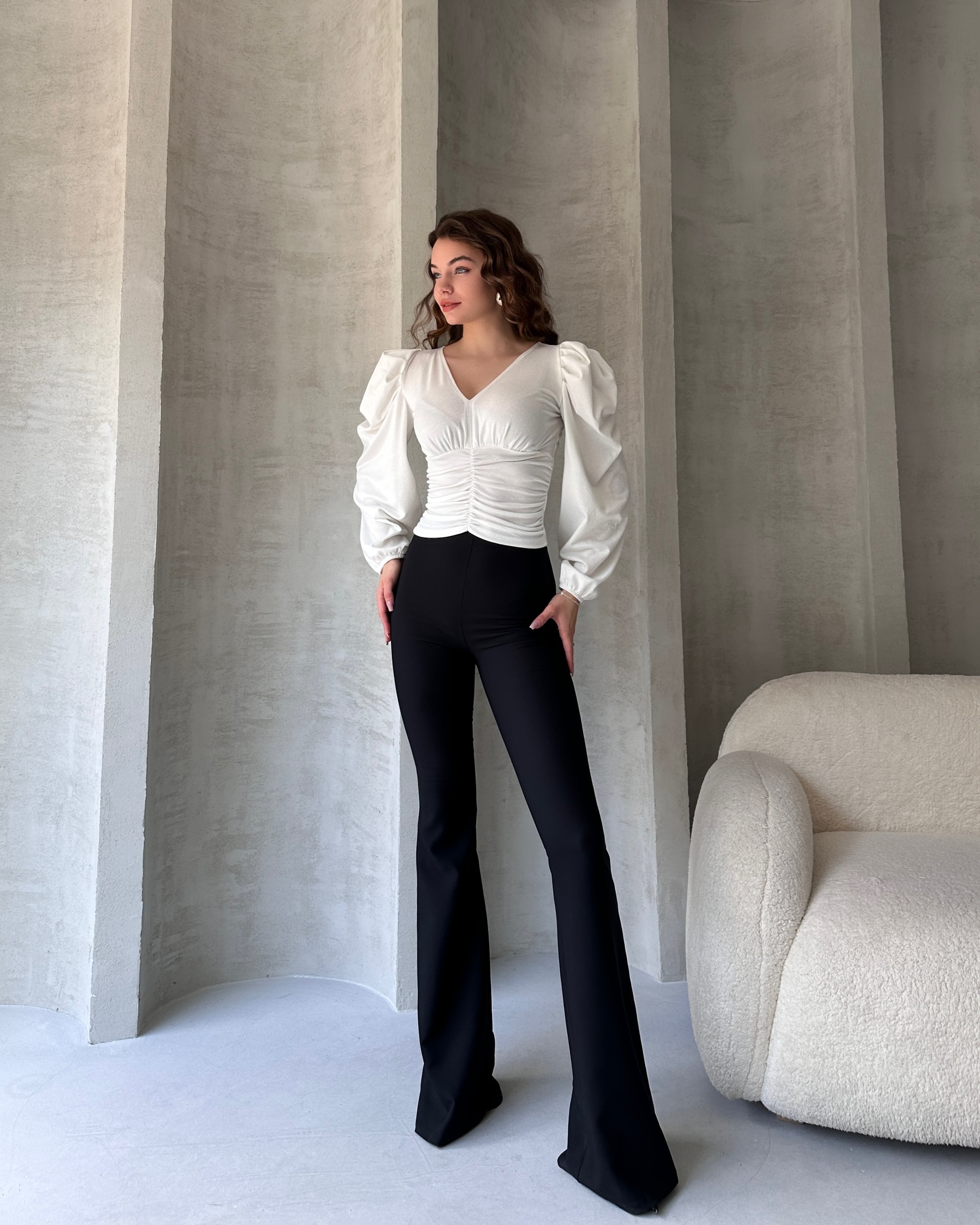 V Yaka Drape Detaylı Crep Bluz - Görsel 3