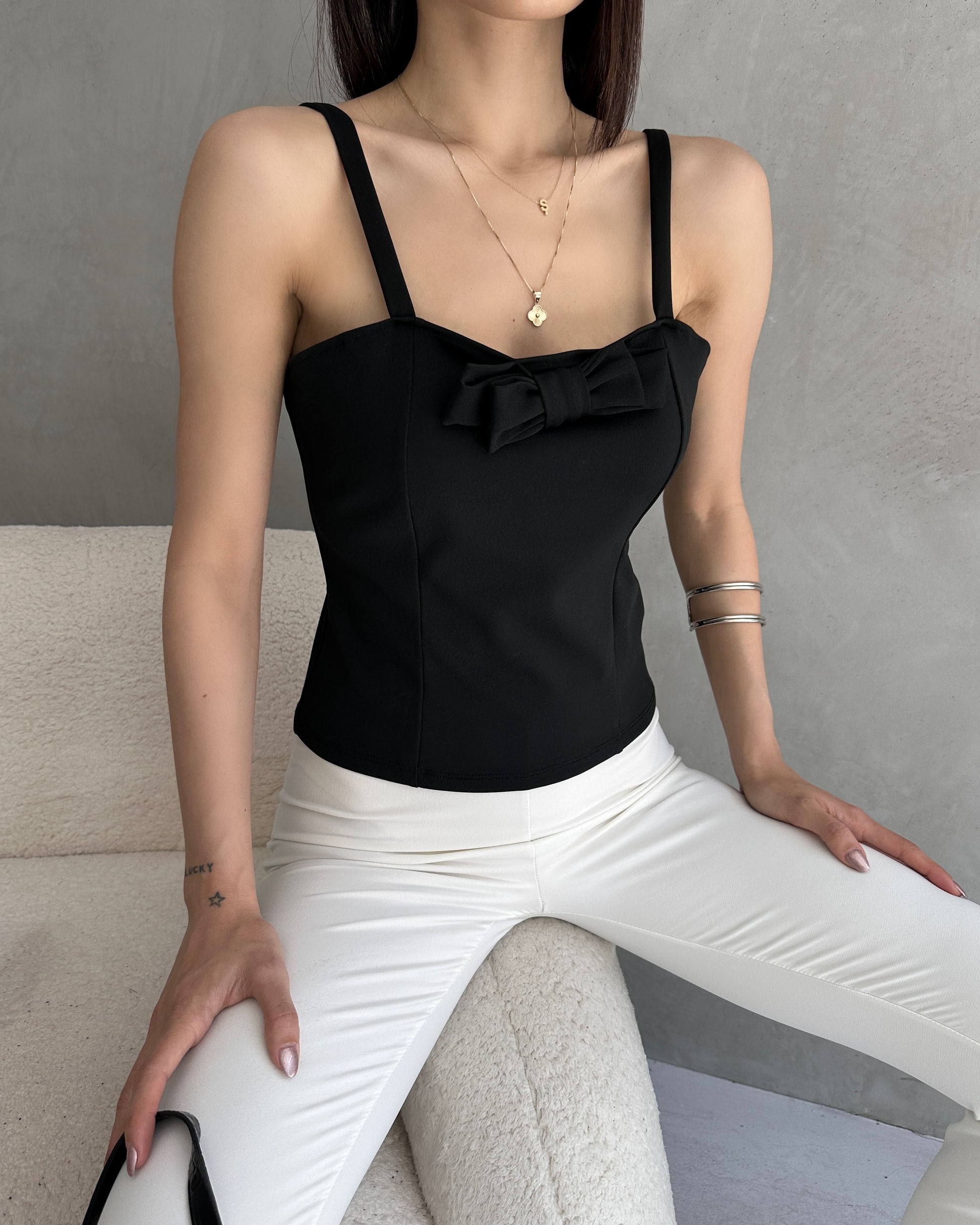 İp Askılı Yakası Fiyonk Detaylı Crep Bluz - Görsel 4