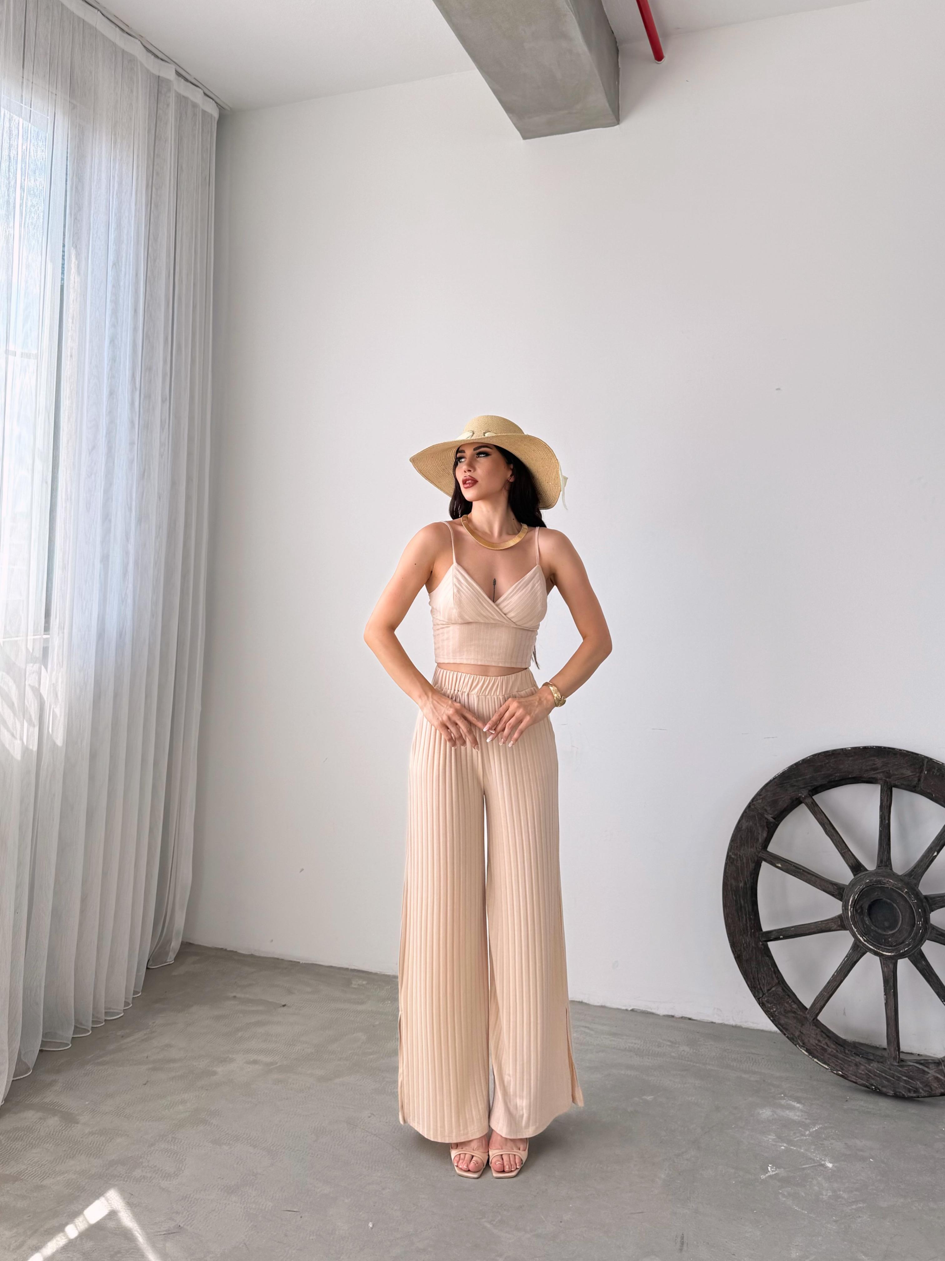 İp Askılı Crop Bluz Ve YIrtmaç Detaylı Pantolon İkili Takım