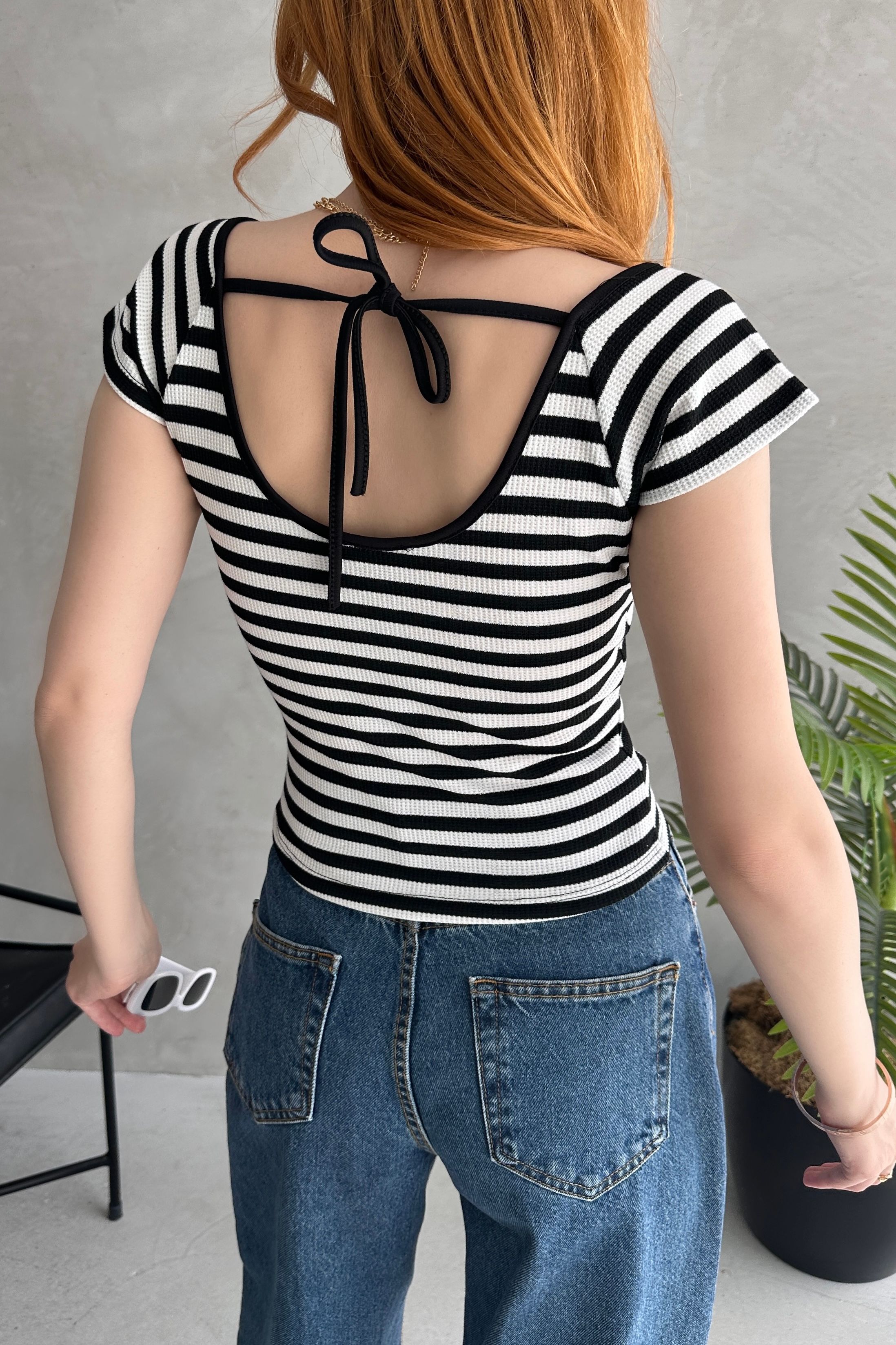 Kalp Yaka Sırtı Bağcık Detaylı Crop Bluz - SİYAH BEYAZ