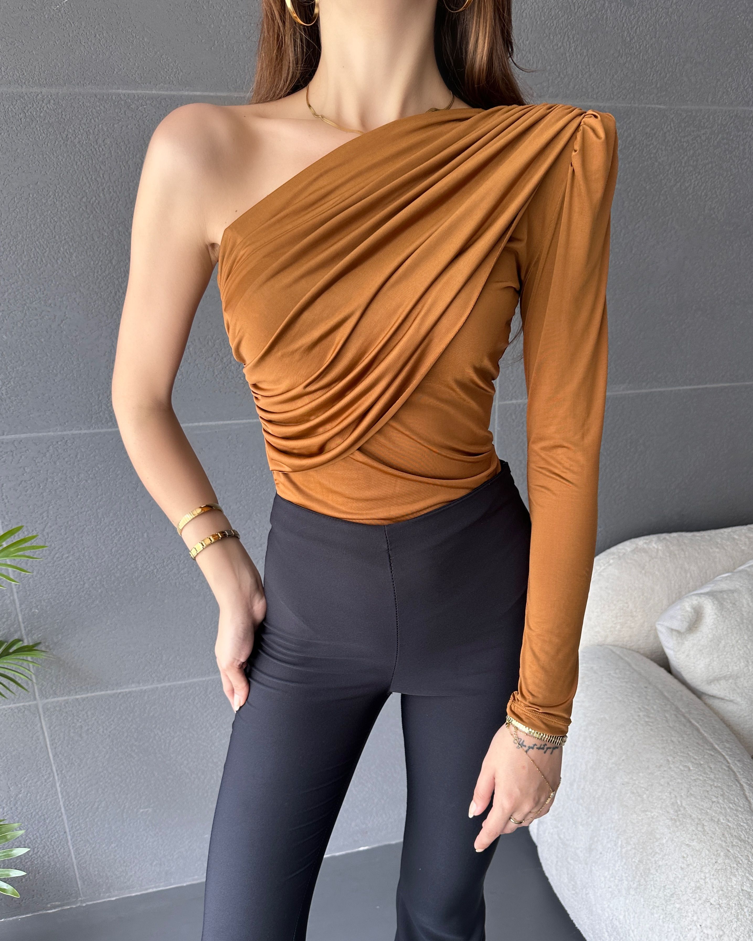 Tek Omuz Vatkalı Drape Detaylı Bluz