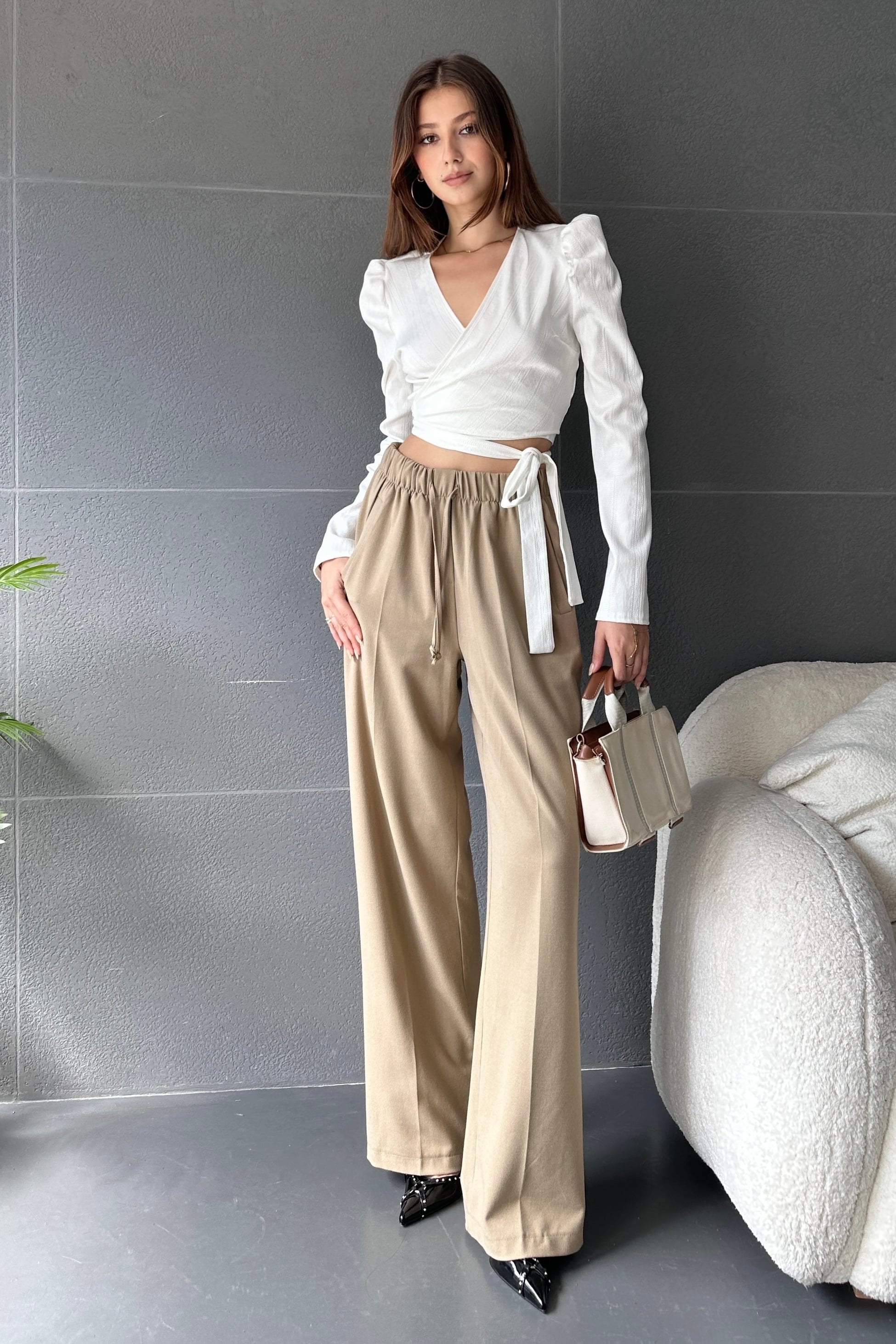 Kruvaze Yaka Beli Kuşaklı Crop Bluz - Görsel 4