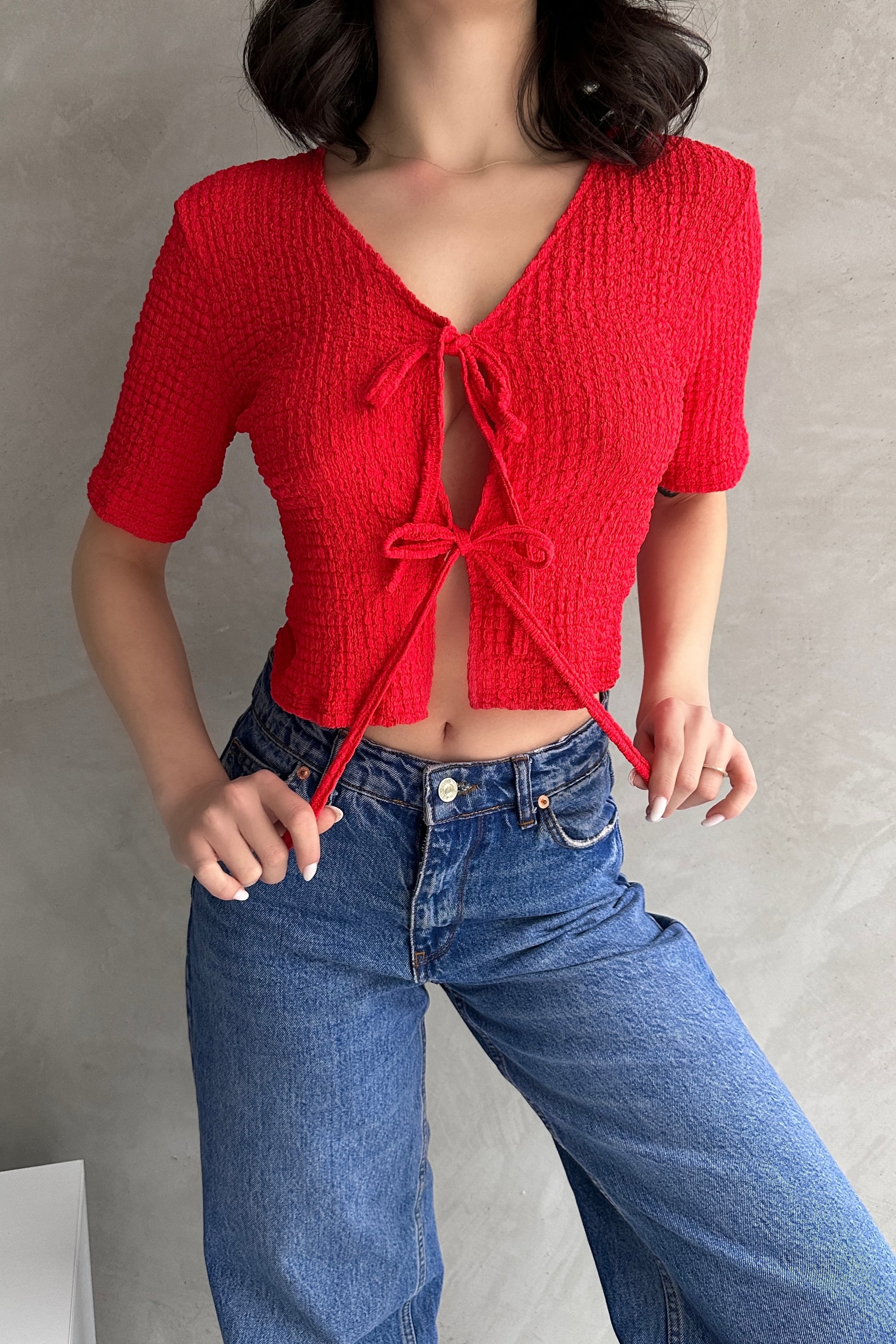 V Yaka Önü Bağlamalı Gofre Crop Bluz - Görsel 3