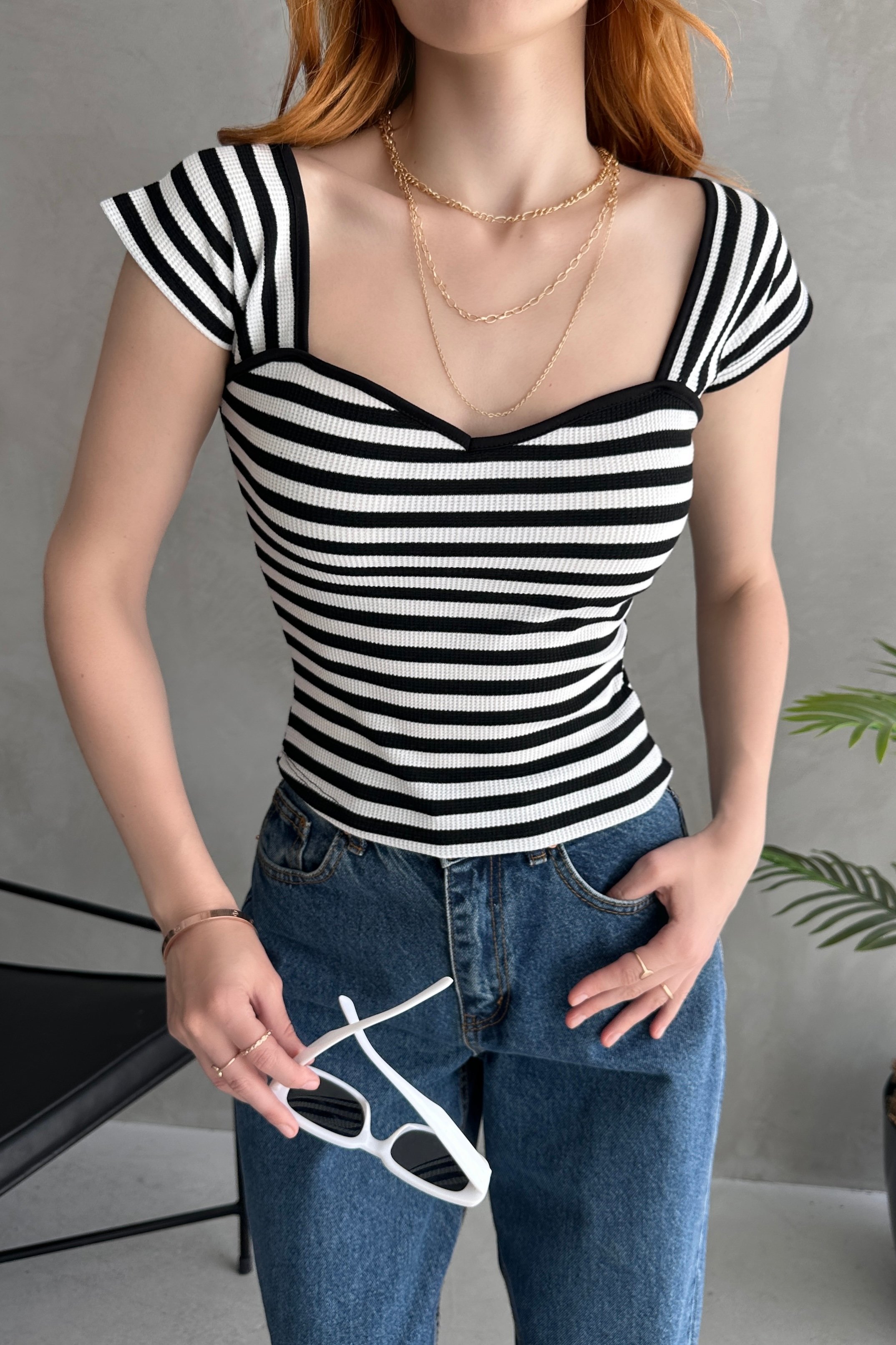 Kalp Yaka Sırtı Bağcık Detaylı Crop Bluz