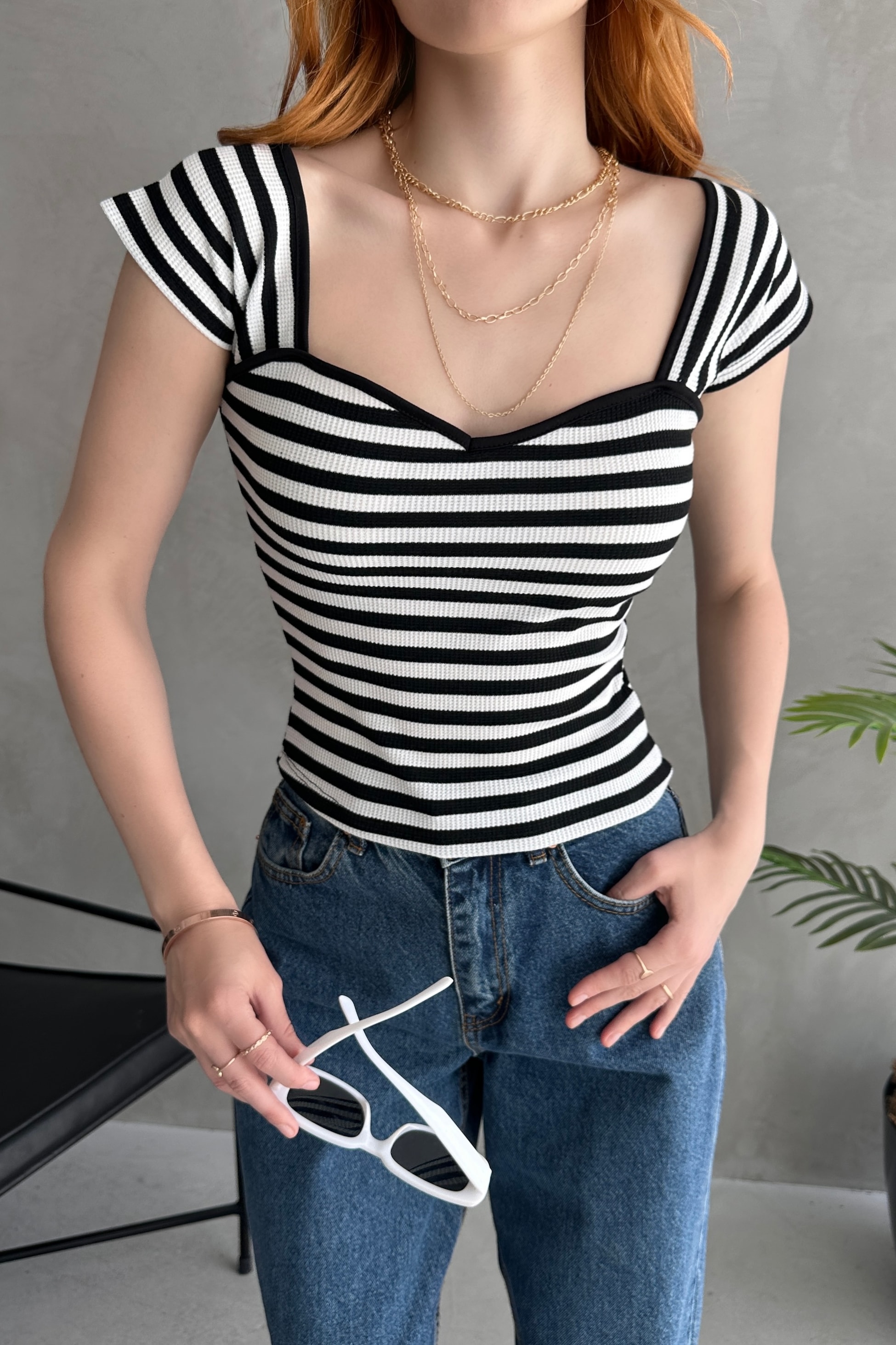 Kalp Yaka Sırtı Bağcık Detaylı Crop Bluz - Görsel 4