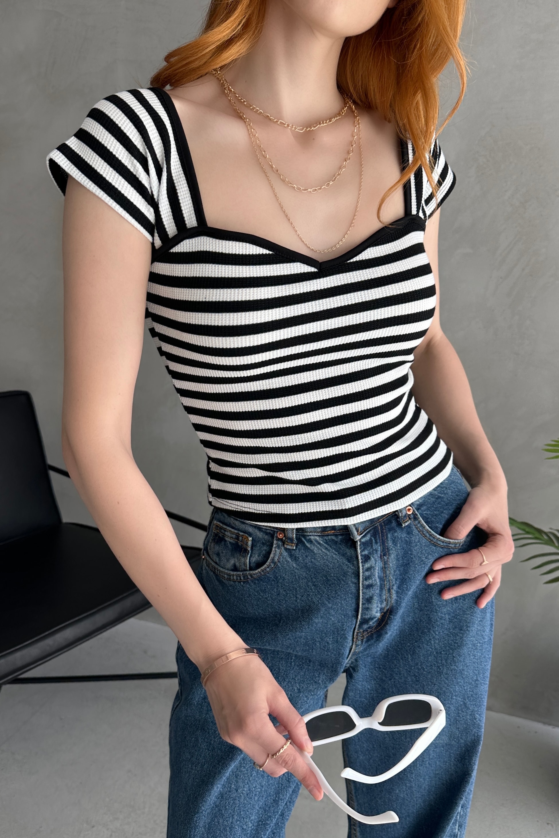 Kalp Yaka Sırtı Bağcık Detaylı Crop Bluz - Görsel 3