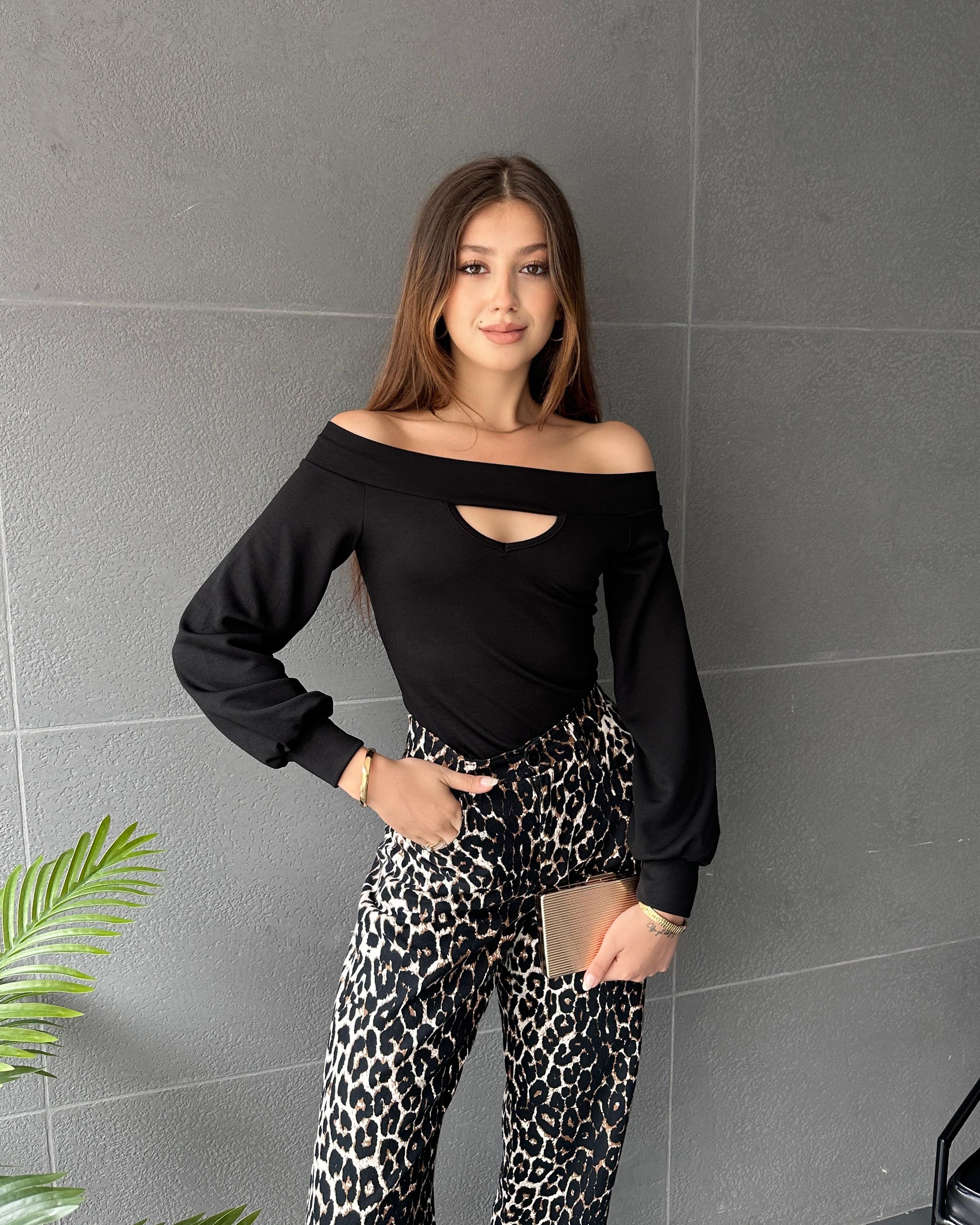 Kayık Yaka Dekolte Detaylı Kolu Manşetli Bluz