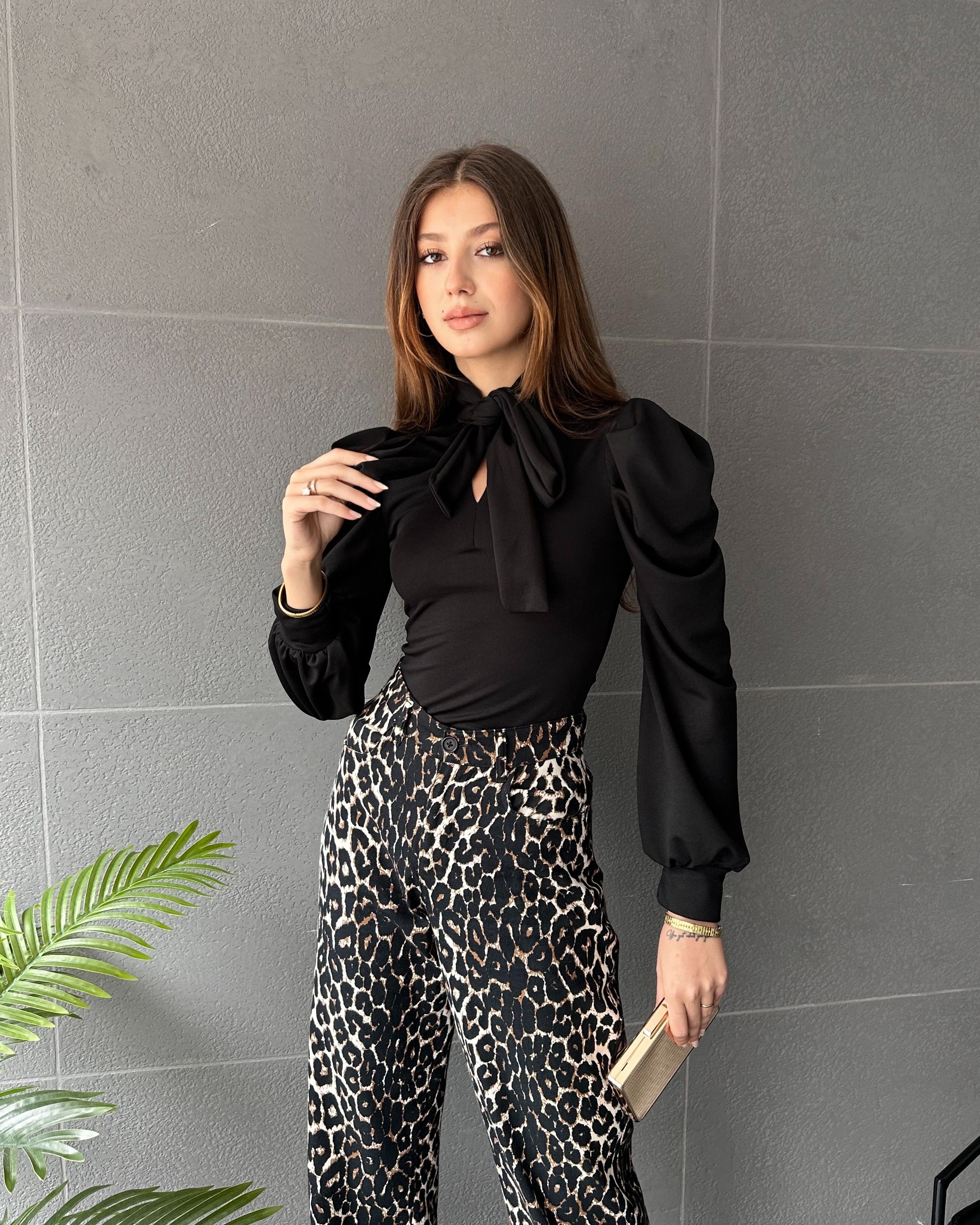 Yakası Bağcıklı Kolu Manşet Detaylı Bluz
