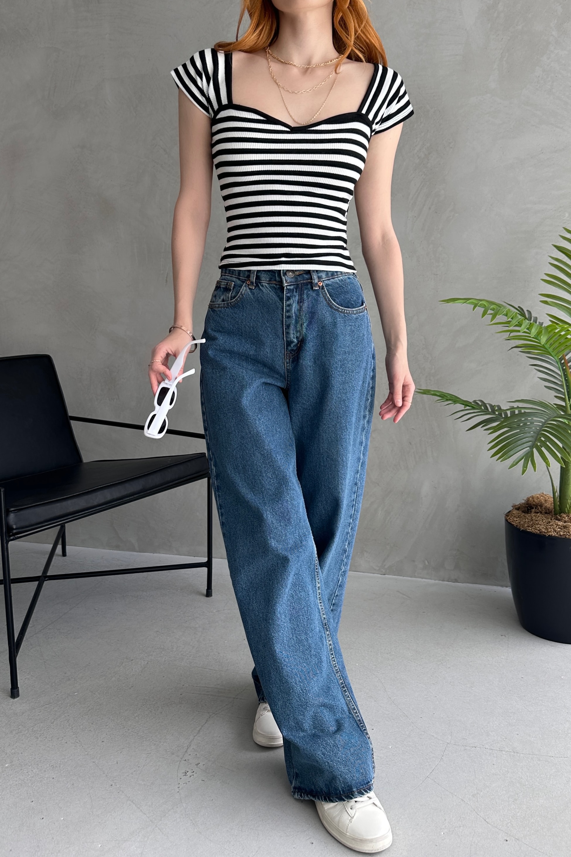 Kalp Yaka Sırtı Bağcık Detaylı Crop Bluz - Görsel 5