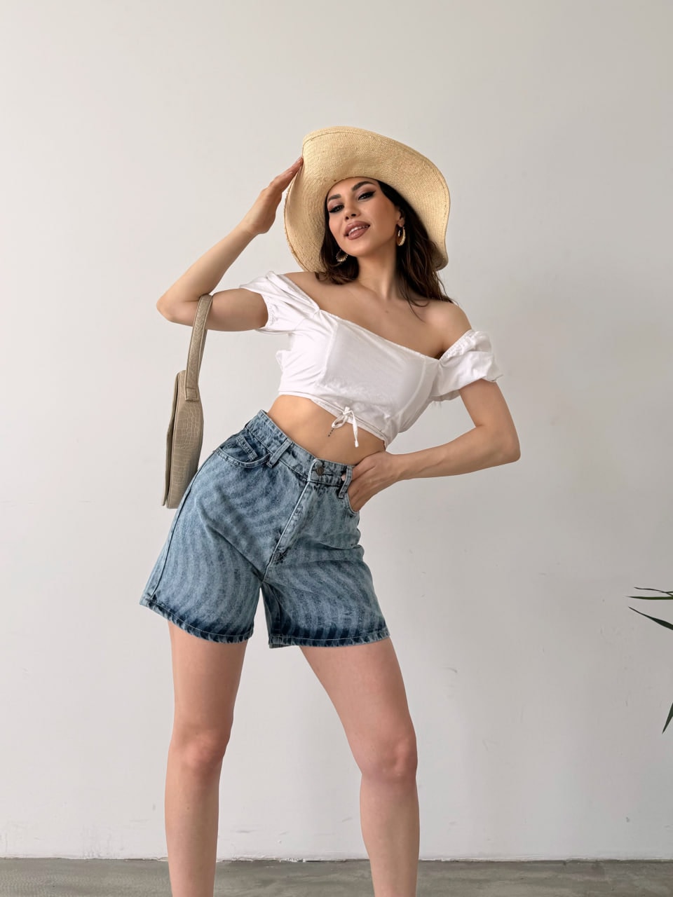 Paçası Püsküllü Desenli Denim Şort - Görsel 4