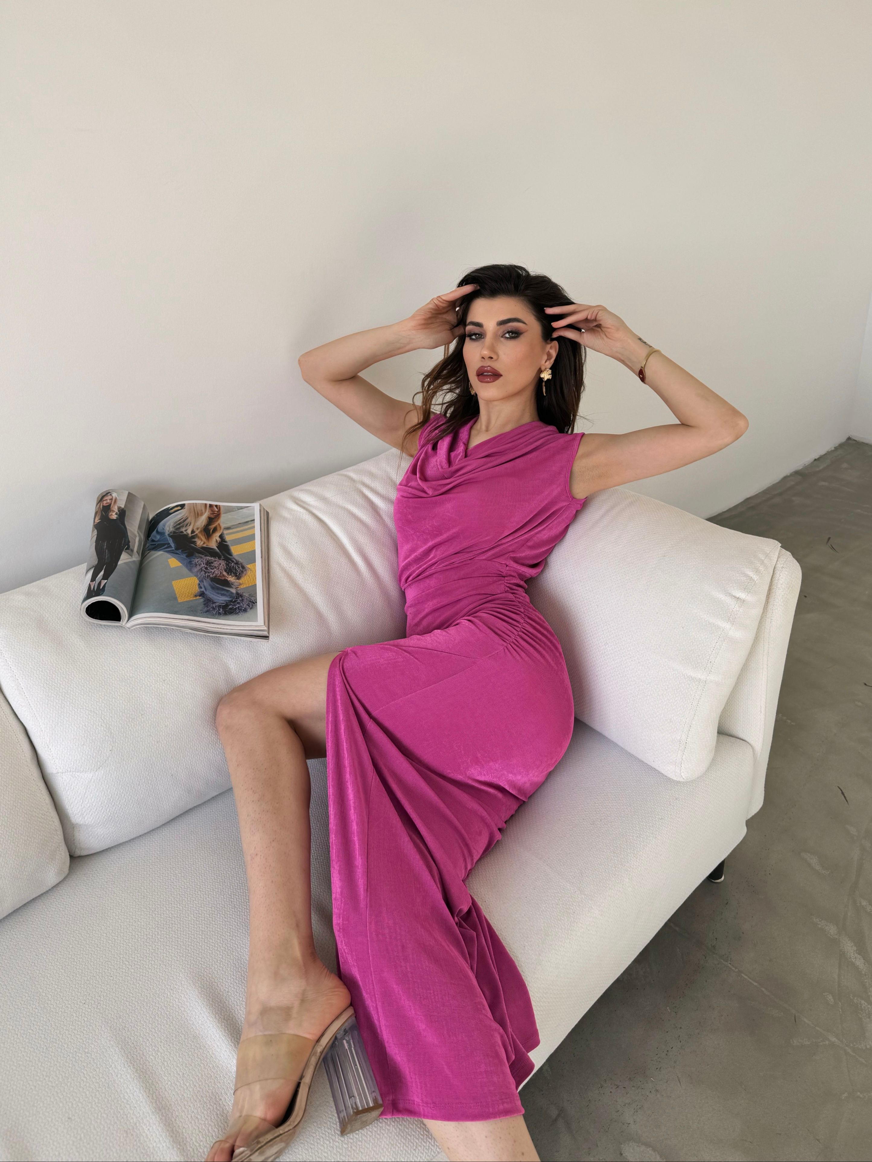 Dökük Yaka Derin Yırtmaçlı Maxi Boy Buzzy Elbise
