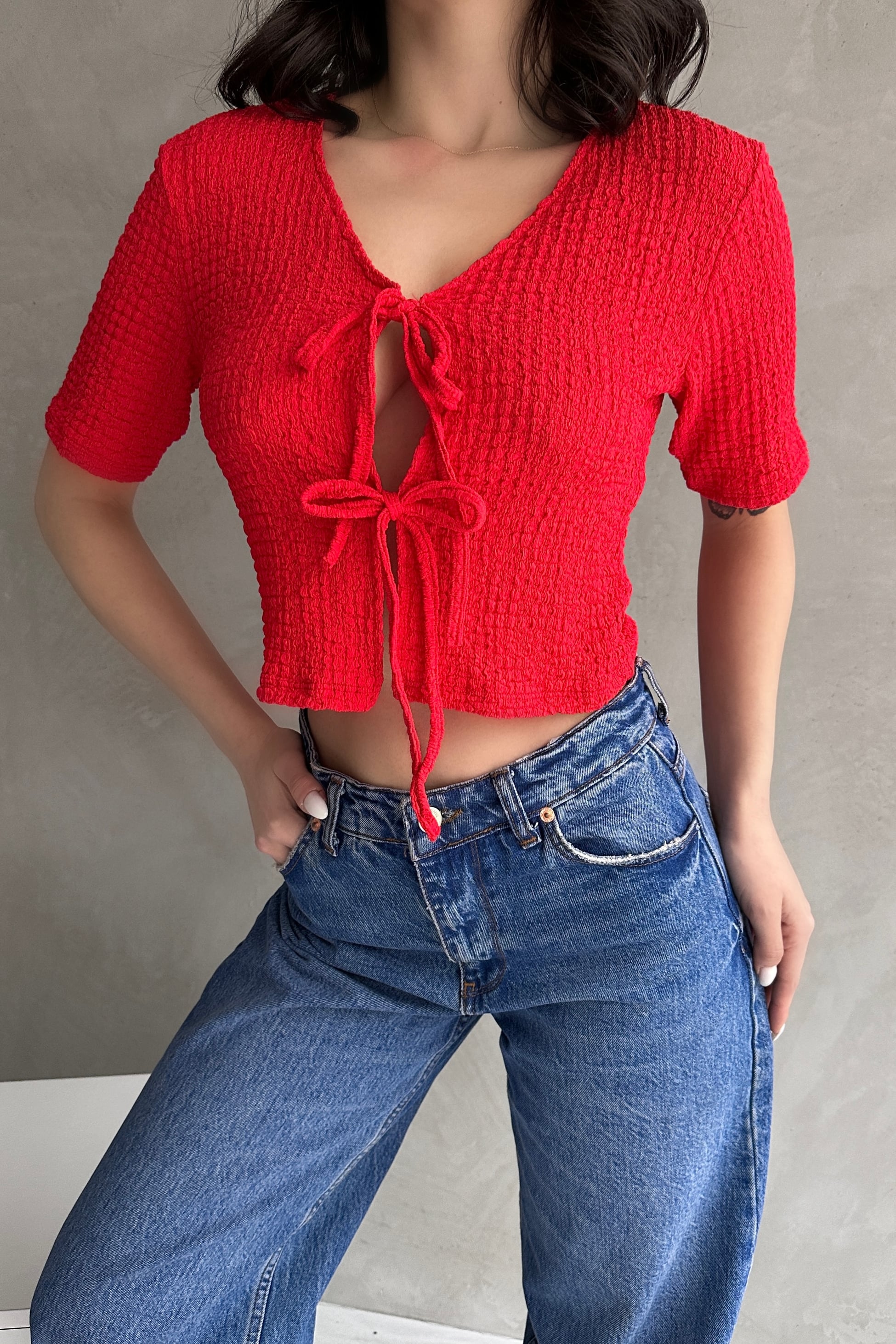 V Yaka Önü Bağlamalı Gofre Crop Bluz - Görsel 4