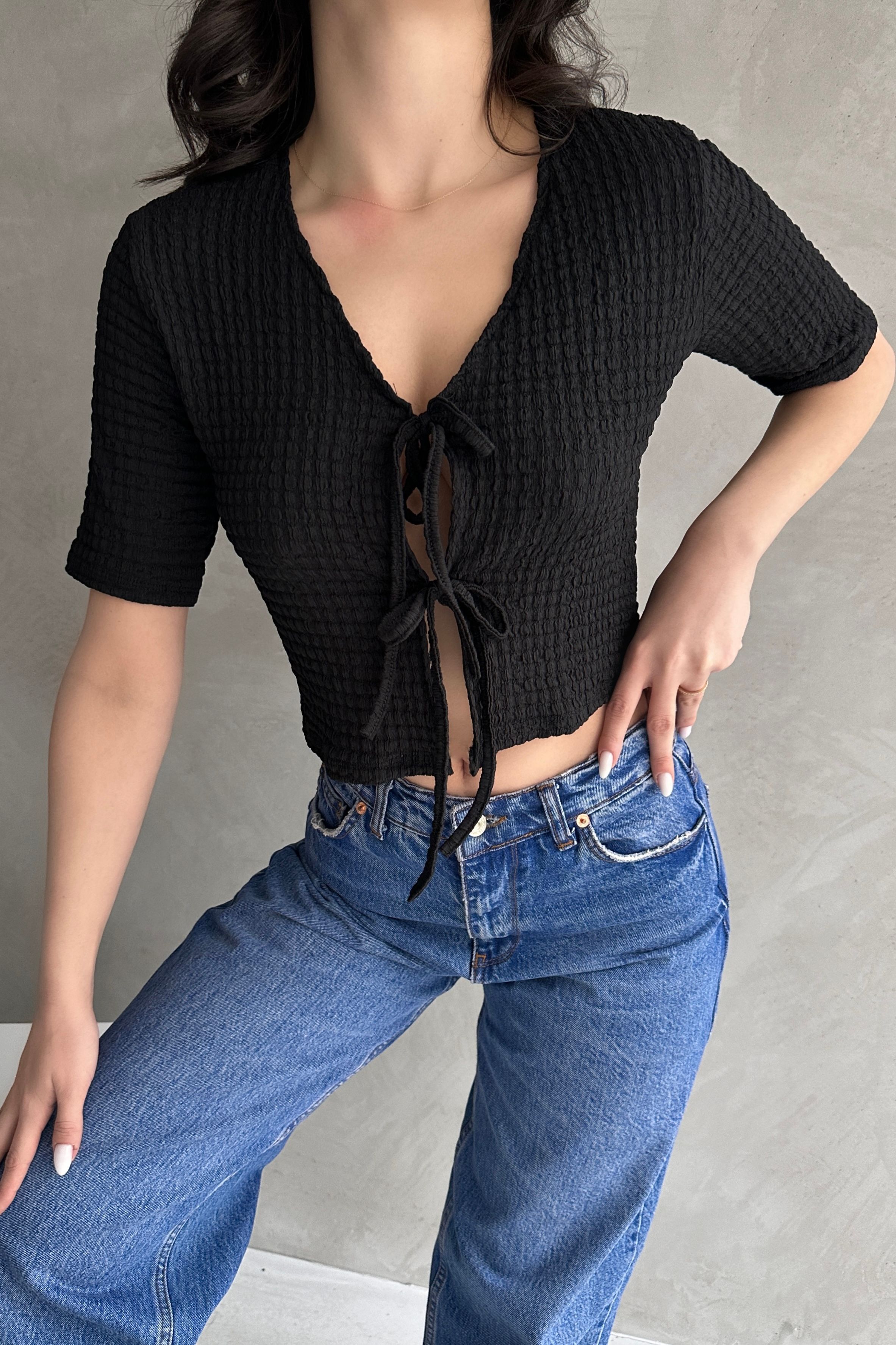 V Yaka Önü Bağlamalı Gofre Crop Bluz