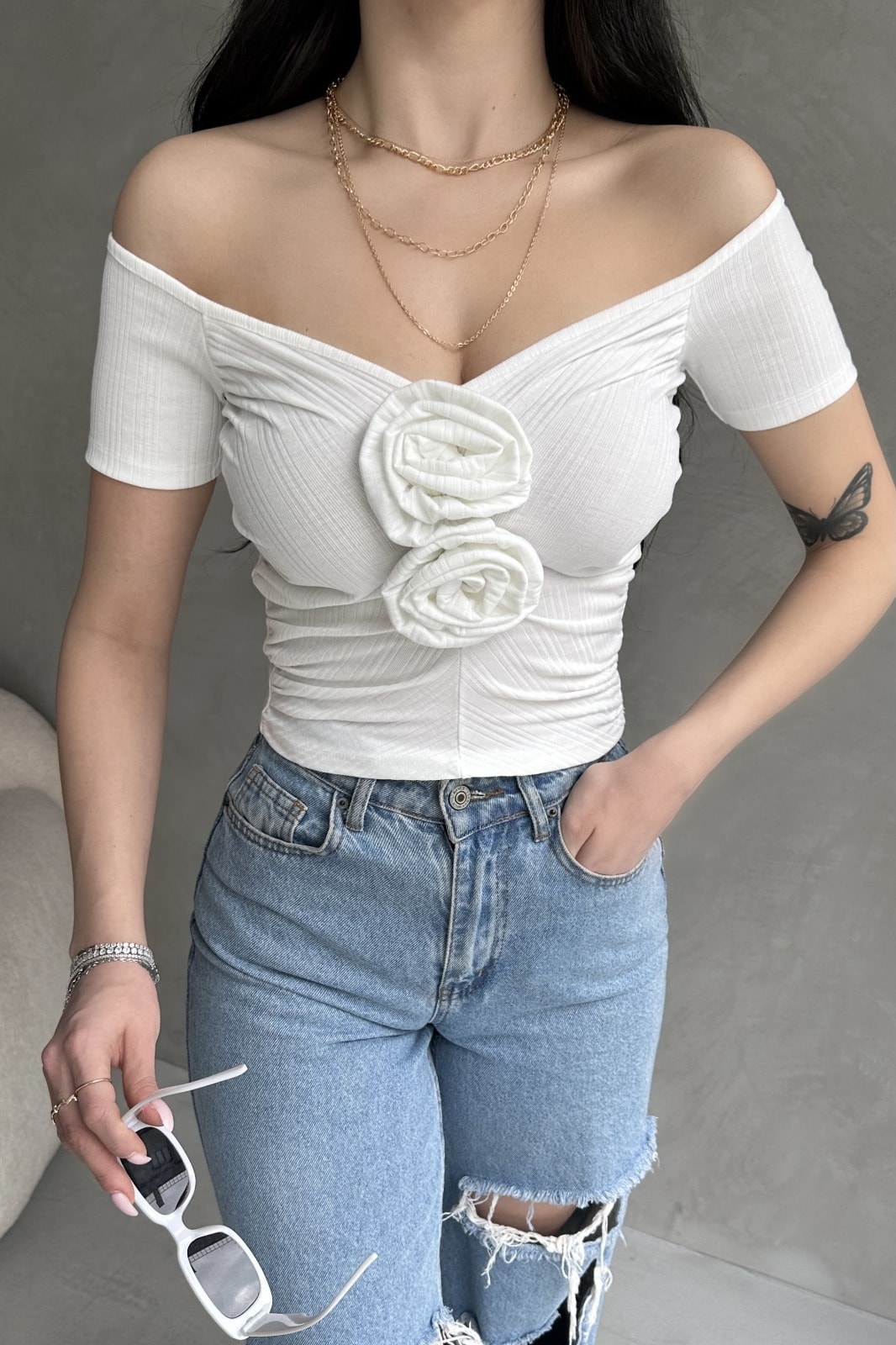 Kayık Yaka Gül Detaylı Crop Bluz - Görsel 3