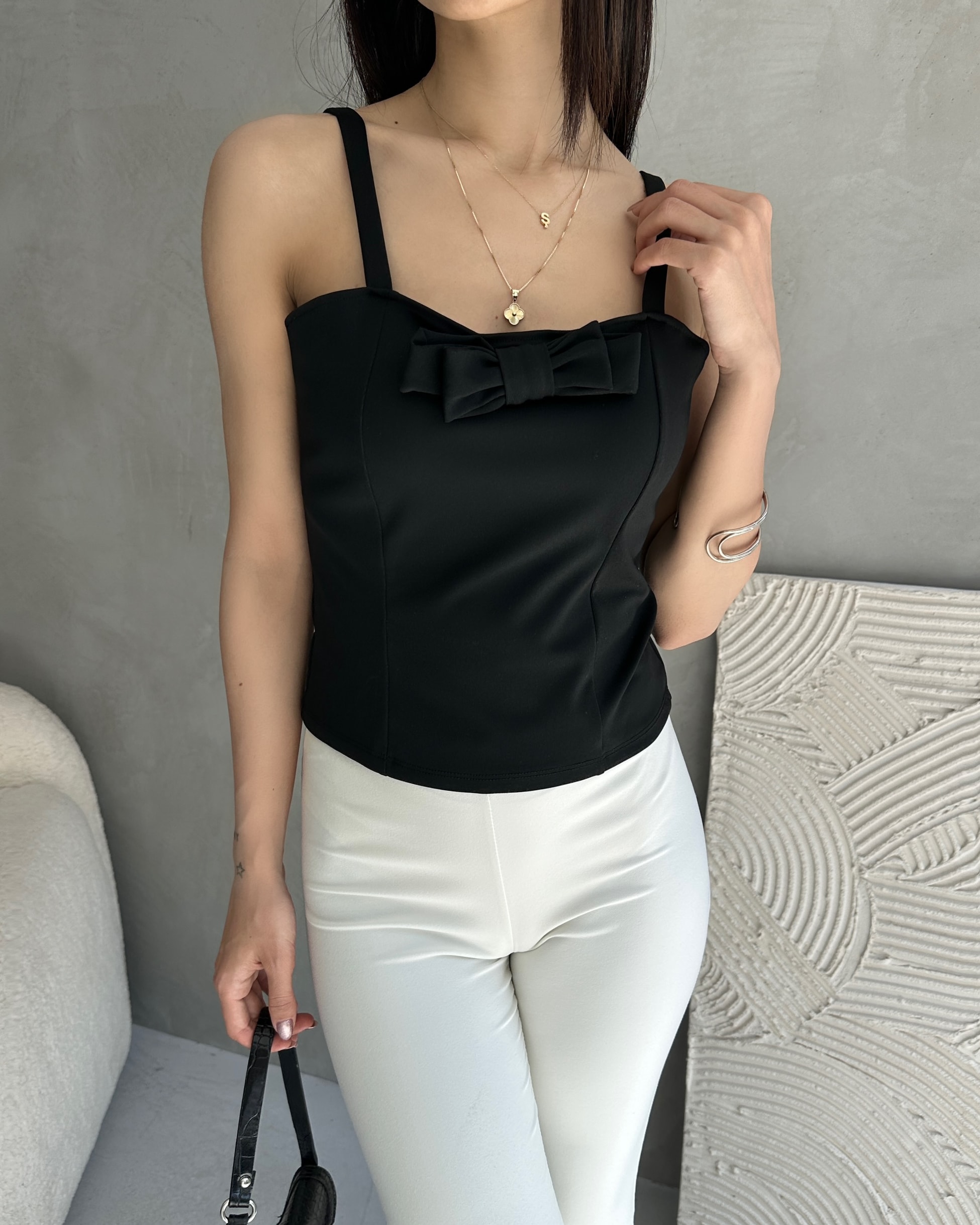 İp Askılı Yakası Fiyonk Detaylı Crep Bluz - Görsel 3
